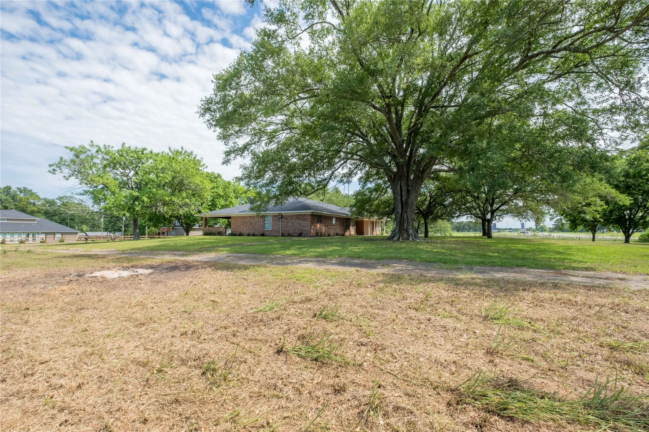 Single Family Residence For Sale in Camp County , 5161 US Highway 271 N, Pittsburg, Texas 75686, 3 Bedroom, 2 Bathroom, 2 Garage spaces, 2,532 Sqft, built in 1972, mls#21404598, Real Estate Agent in Pittsburg, Homes For Sale in Camp county, Homes For Sale in Pittsburg, Realtor in Pittsburg Texas, Real Estate Brokerage Independent Realty Texas, Luminita Cordes Realtor