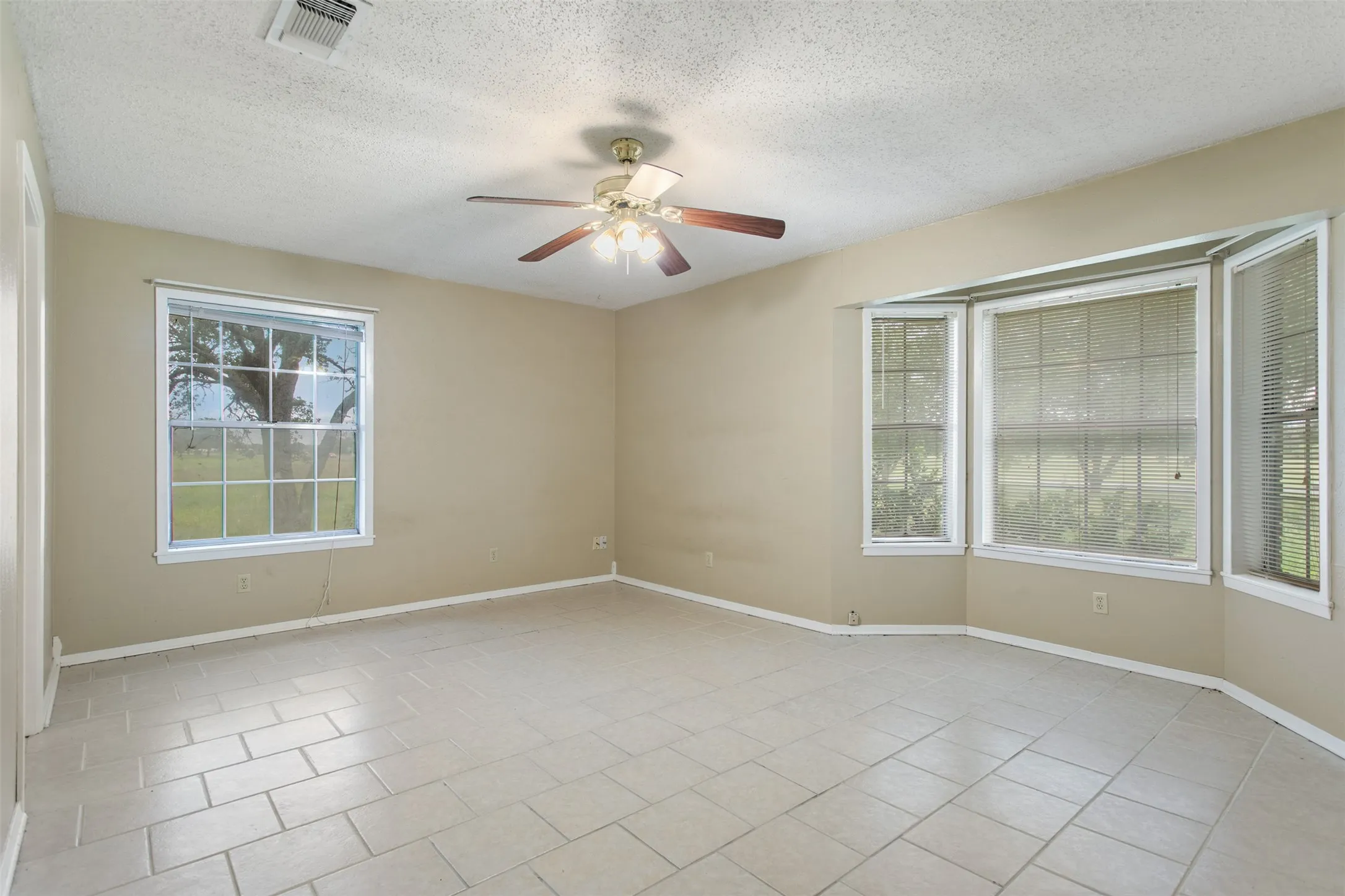 Single Family Residence For Sale in Camp County , 5161 US Highway 271 N, Pittsburg, Texas 75686, 3 Bedroom, 2 Bathroom, 2 Garage spaces, 2,532 Sqft, built in 1972, mls#21404598, Real Estate Agent in Pittsburg, Homes For Sale in Camp county, Homes For Sale in Pittsburg, Realtor in Pittsburg Texas, Real Estate Brokerage Independent Realty Texas, Luminita Cordes Realtor