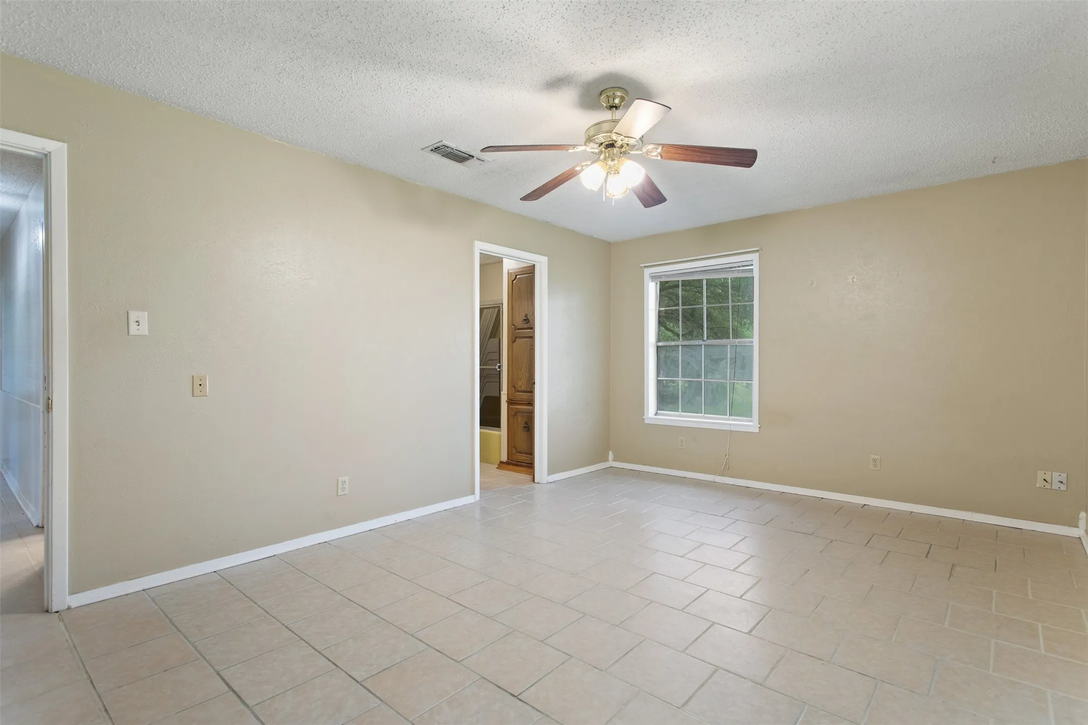 Single Family Residence For Sale in Camp County , 5161 US Highway 271 N, Pittsburg, Texas 75686, 3 Bedroom, 2 Bathroom, 2 Garage spaces, 2,532 Sqft, built in 1972, mls#21404598, Real Estate Agent in Pittsburg, Homes For Sale in Camp county, Homes For Sale in Pittsburg, Realtor in Pittsburg Texas, Real Estate Brokerage Independent Realty Texas, Luminita Cordes Realtor
