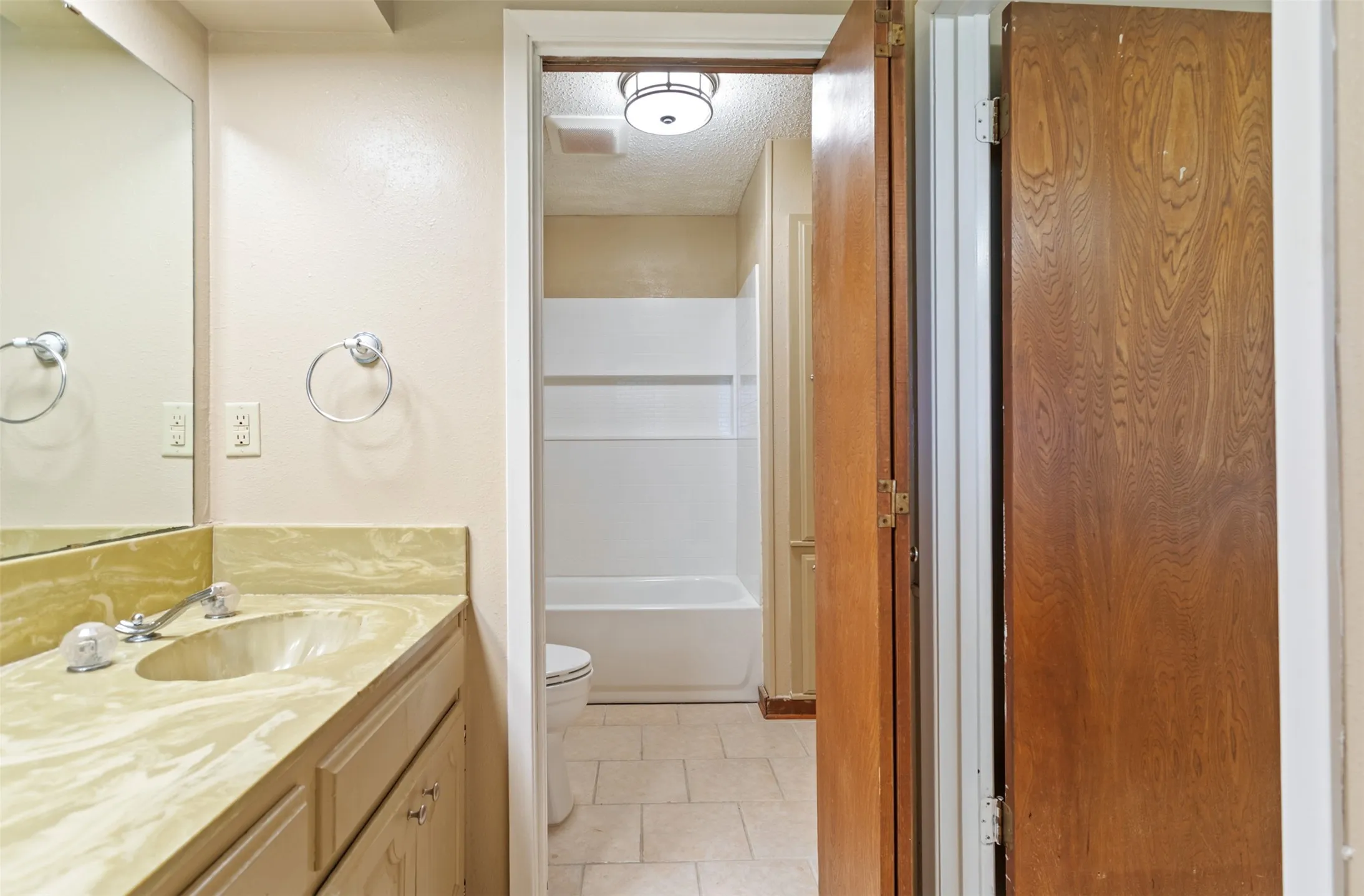 Single Family Residence For Sale in Camp County , 5161 US Highway 271 N, Pittsburg, Texas 75686, 3 Bedroom, 2 Bathroom, 2 Garage spaces, 2,532 Sqft, built in 1972, mls#21404598, Real Estate Agent in Pittsburg, Homes For Sale in Camp county, Homes For Sale in Pittsburg, Realtor in Pittsburg Texas, Real Estate Brokerage Independent Realty Texas, Luminita Cordes Realtor