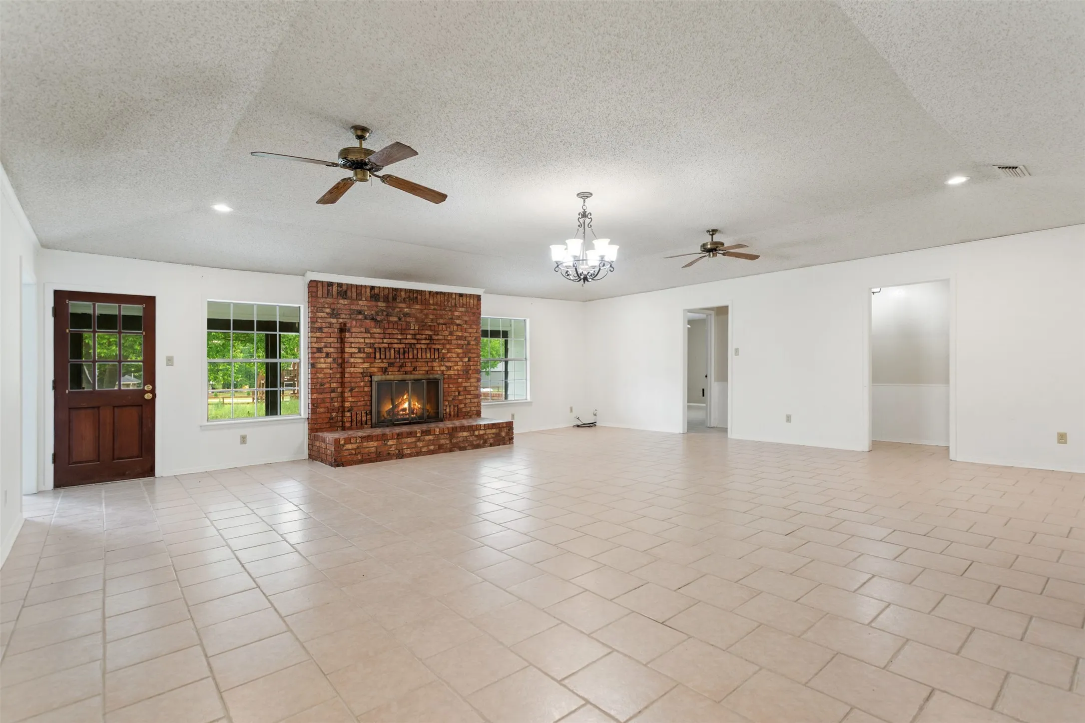 Single Family Residence For Sale in Camp County , 5161 US Highway 271 N, Pittsburg, Texas 75686, 3 Bedroom, 2 Bathroom, 2 Garage spaces, 2,532 Sqft, built in 1972, mls#21404598, Real Estate Agent in Pittsburg, Homes For Sale in Camp county, Homes For Sale in Pittsburg, Realtor in Pittsburg Texas, Real Estate Brokerage Independent Realty Texas, Luminita Cordes Realtor