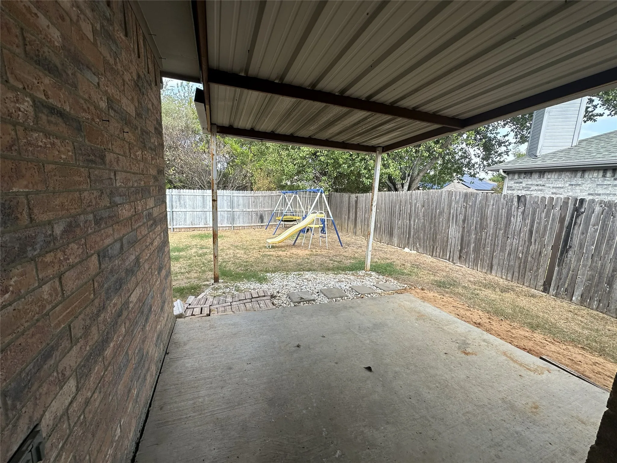 Single Family Residence For Sale in Ellis County , 1409 Misty Meadow Drive, Midlothian, Texas 76065, 3 Bedroom, 2 Bathroom, 2 Garage spaces, 1,288 Sqft, built in 2000, mls#21399141, Real Estate Agent in Midlothian, Homes For Sale in Ellis county, Homes For Sale in Midlothian, Realtor in Midlothian Texas, Real Estate Brokerage Independent Realty Texas, Luminita Cordes Realtor