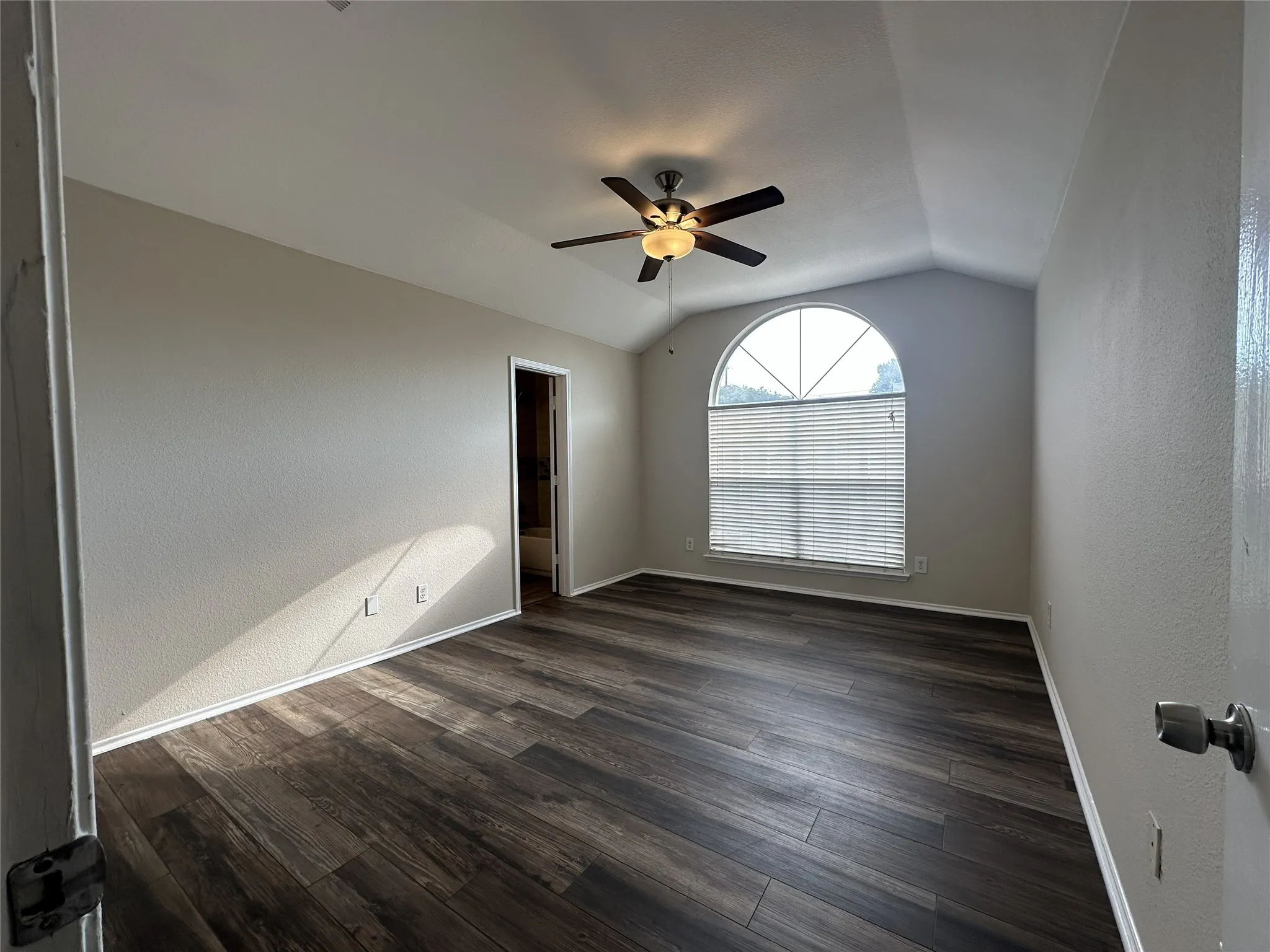 Single Family Residence For Sale in Ellis County , 1409 Misty Meadow Drive, Midlothian, Texas 76065, 3 Bedroom, 2 Bathroom, 2 Garage spaces, 1,288 Sqft, built in 2000, mls#21399141, Real Estate Agent in Midlothian, Homes For Sale in Ellis county, Homes For Sale in Midlothian, Realtor in Midlothian Texas, Real Estate Brokerage Independent Realty Texas, Luminita Cordes Realtor