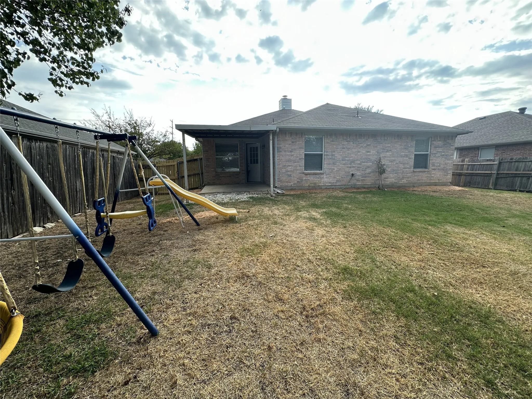 Single Family Residence For Sale in Ellis County , 1409 Misty Meadow Drive, Midlothian, Texas 76065, 3 Bedroom, 2 Bathroom, 2 Garage spaces, 1,288 Sqft, built in 2000, mls#21399141, Real Estate Agent in Midlothian, Homes For Sale in Ellis county, Homes For Sale in Midlothian, Realtor in Midlothian Texas, Real Estate Brokerage Independent Realty Texas, Luminita Cordes Realtor