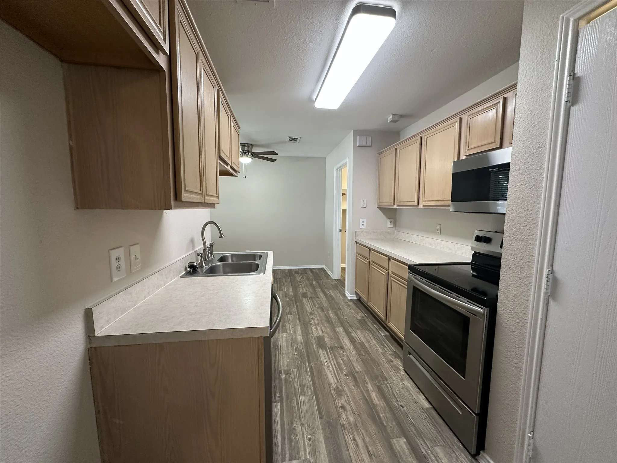 Single Family Residence For Sale in Ellis County , 1409 Misty Meadow Drive, Midlothian, Texas 76065, 3 Bedroom, 2 Bathroom, 2 Garage spaces, 1,288 Sqft, built in 2000, mls#21399141, Real Estate Agent in Midlothian, Homes For Sale in Ellis county, Homes For Sale in Midlothian, Realtor in Midlothian Texas, Real Estate Brokerage Independent Realty Texas, Luminita Cordes Realtor