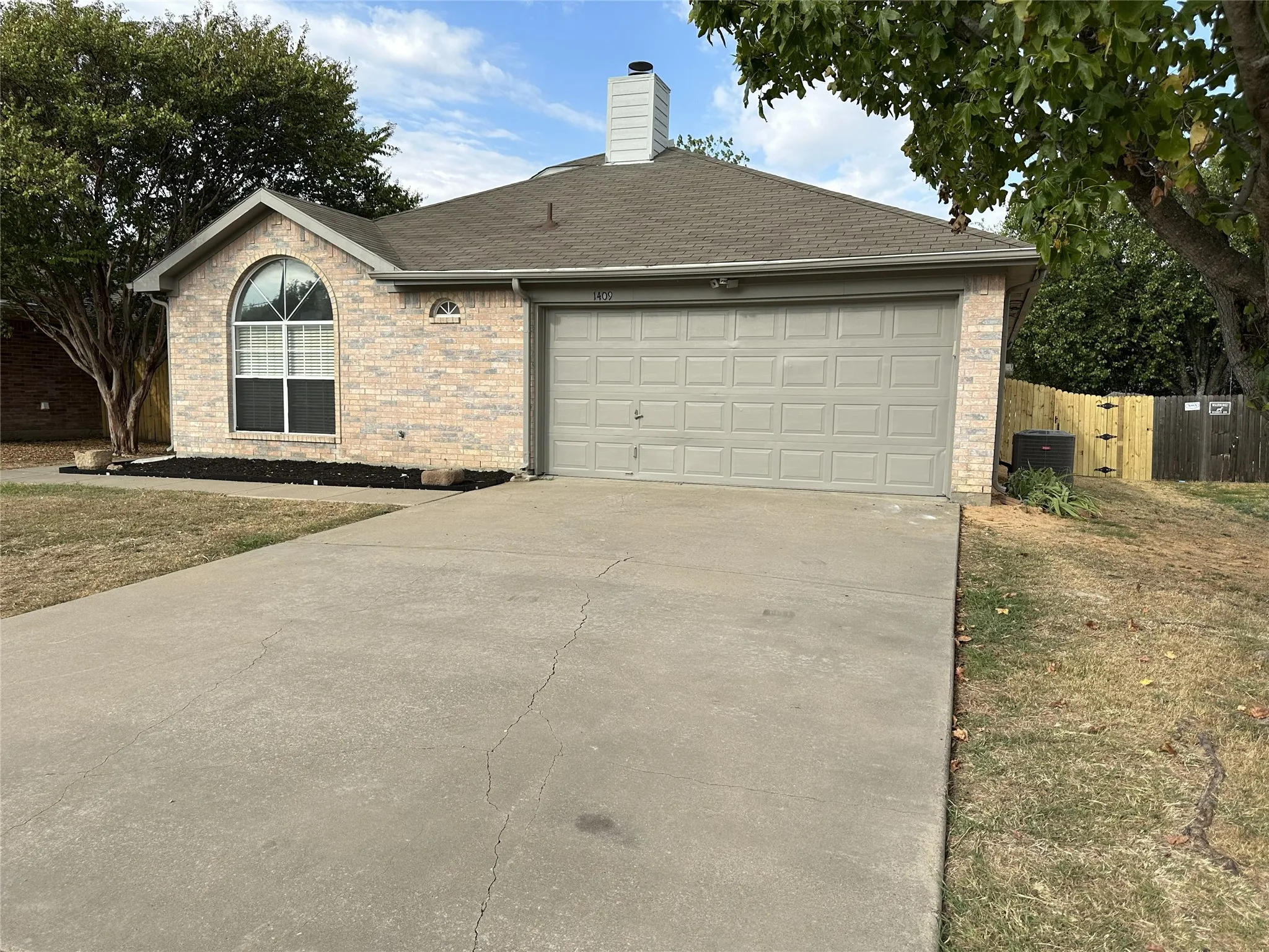 Single Family Residence For Sale in Ellis County , 1409 Misty Meadow Drive, Midlothian, Texas 76065, 3 Bedroom, 2 Bathroom, 2 Garage spaces, 1,288 Sqft, built in 2000, mls#21399141, Real Estate Agent in Midlothian, Homes For Sale in Ellis county, Homes For Sale in Midlothian, Realtor in Midlothian Texas, Real Estate Brokerage Independent Realty Texas, Luminita Cordes Realtor