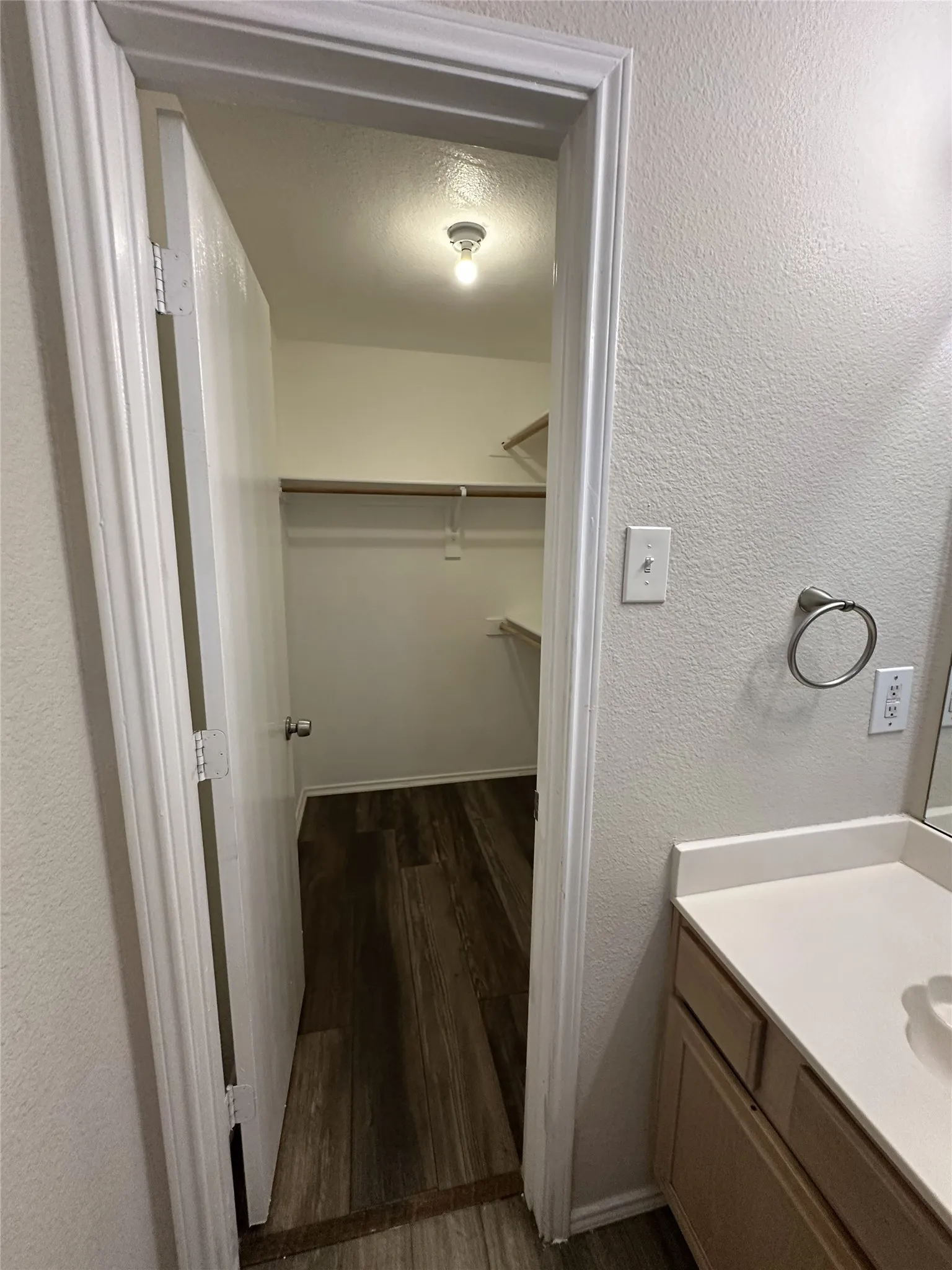 Single Family Residence For Sale in Ellis County , 1409 Misty Meadow Drive, Midlothian, Texas 76065, 3 Bedroom, 2 Bathroom, 2 Garage spaces, 1,288 Sqft, built in 2000, mls#21399141, Real Estate Agent in Midlothian, Homes For Sale in Ellis county, Homes For Sale in Midlothian, Realtor in Midlothian Texas, Real Estate Brokerage Independent Realty Texas, Luminita Cordes Realtor