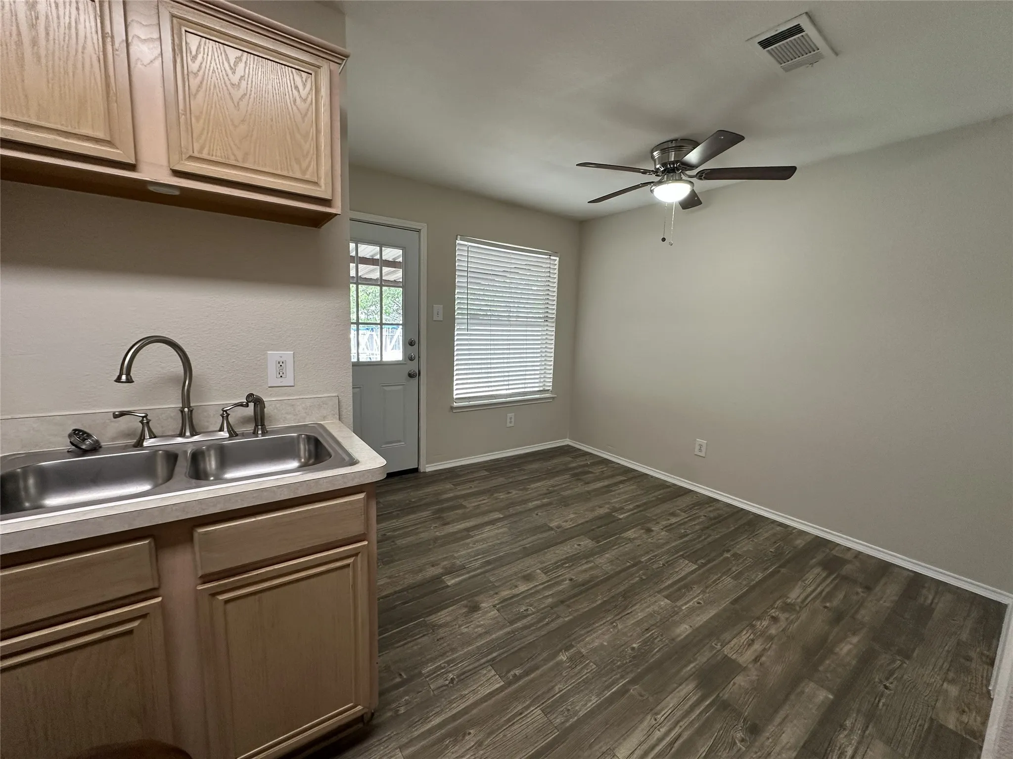Single Family Residence For Sale in Ellis County , 1409 Misty Meadow Drive, Midlothian, Texas 76065, 3 Bedroom, 2 Bathroom, 2 Garage spaces, 1,288 Sqft, built in 2000, mls#21399141, Real Estate Agent in Midlothian, Homes For Sale in Ellis county, Homes For Sale in Midlothian, Realtor in Midlothian Texas, Real Estate Brokerage Independent Realty Texas, Luminita Cordes Realtor