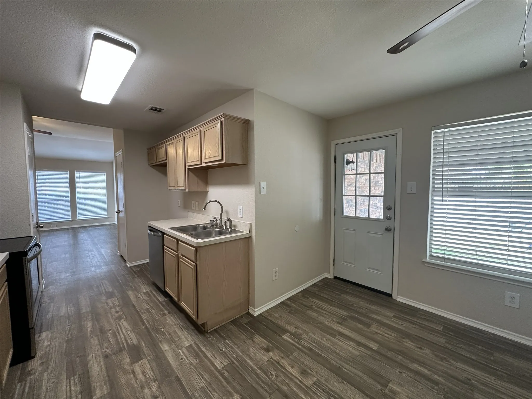Single Family Residence For Sale in Ellis County , 1409 Misty Meadow Drive, Midlothian, Texas 76065, 3 Bedroom, 2 Bathroom, 2 Garage spaces, 1,288 Sqft, built in 2000, mls#21399141, Real Estate Agent in Midlothian, Homes For Sale in Ellis county, Homes For Sale in Midlothian, Realtor in Midlothian Texas, Real Estate Brokerage Independent Realty Texas, Luminita Cordes Realtor