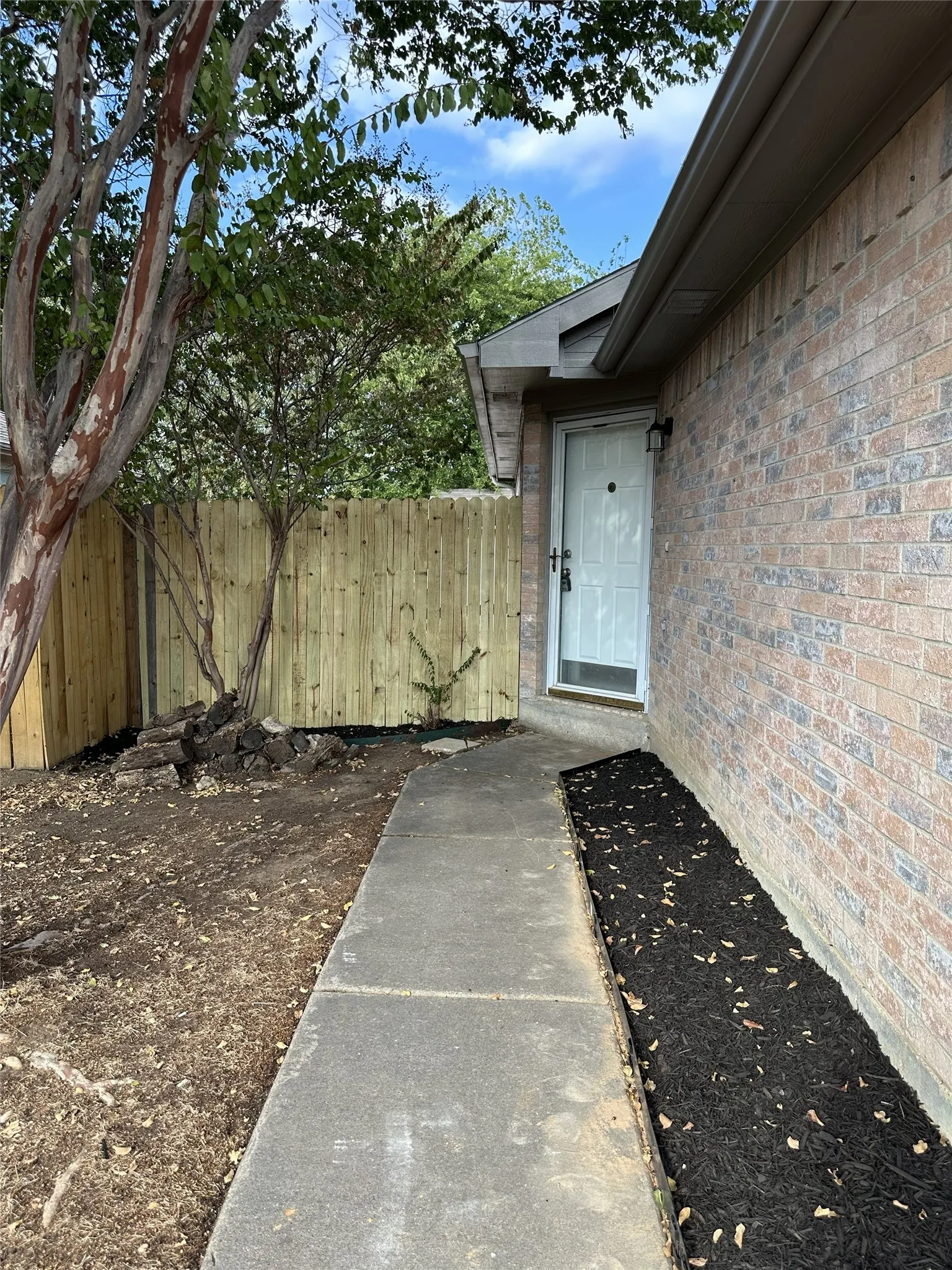Single Family Residence For Sale in Ellis County , 1409 Misty Meadow Drive, Midlothian, Texas 76065, 3 Bedroom, 2 Bathroom, 2 Garage spaces, 1,288 Sqft, built in 2000, mls#21399141, Real Estate Agent in Midlothian, Homes For Sale in Ellis county, Homes For Sale in Midlothian, Realtor in Midlothian Texas, Real Estate Brokerage Independent Realty Texas, Luminita Cordes Realtor