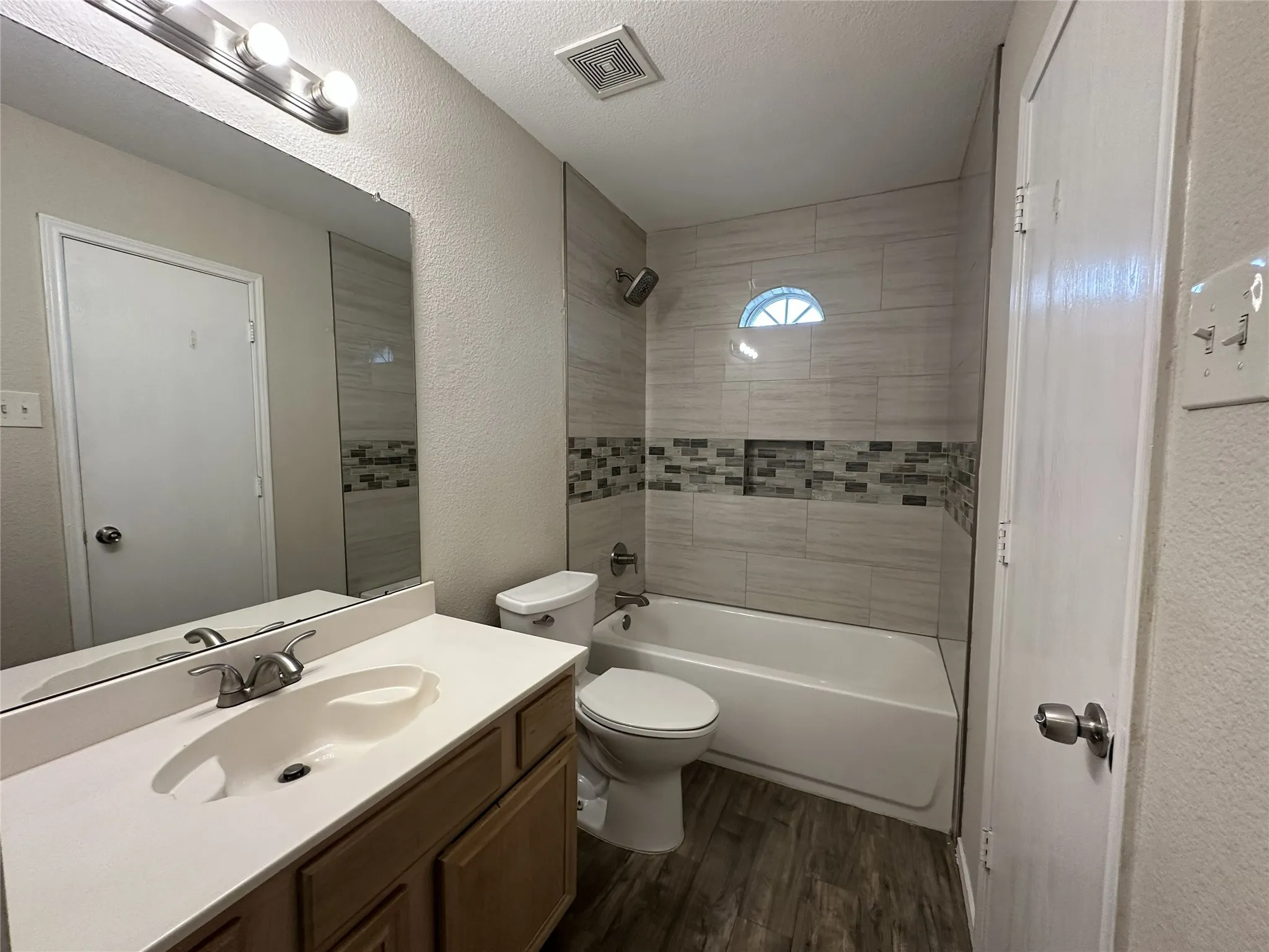 Single Family Residence For Sale in Ellis County , 1409 Misty Meadow Drive, Midlothian, Texas 76065, 3 Bedroom, 2 Bathroom, 2 Garage spaces, 1,288 Sqft, built in 2000, mls#21399141, Real Estate Agent in Midlothian, Homes For Sale in Ellis county, Homes For Sale in Midlothian, Realtor in Midlothian Texas, Real Estate Brokerage Independent Realty Texas, Luminita Cordes Realtor