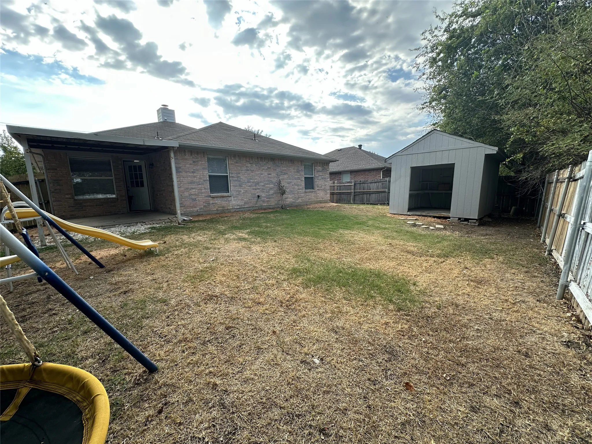 Single Family Residence For Sale in Ellis County , 1409 Misty Meadow Drive, Midlothian, Texas 76065, 3 Bedroom, 2 Bathroom, 2 Garage spaces, 1,288 Sqft, built in 2000, mls#21399141, Real Estate Agent in Midlothian, Homes For Sale in Ellis county, Homes For Sale in Midlothian, Realtor in Midlothian Texas, Real Estate Brokerage Independent Realty Texas, Luminita Cordes Realtor