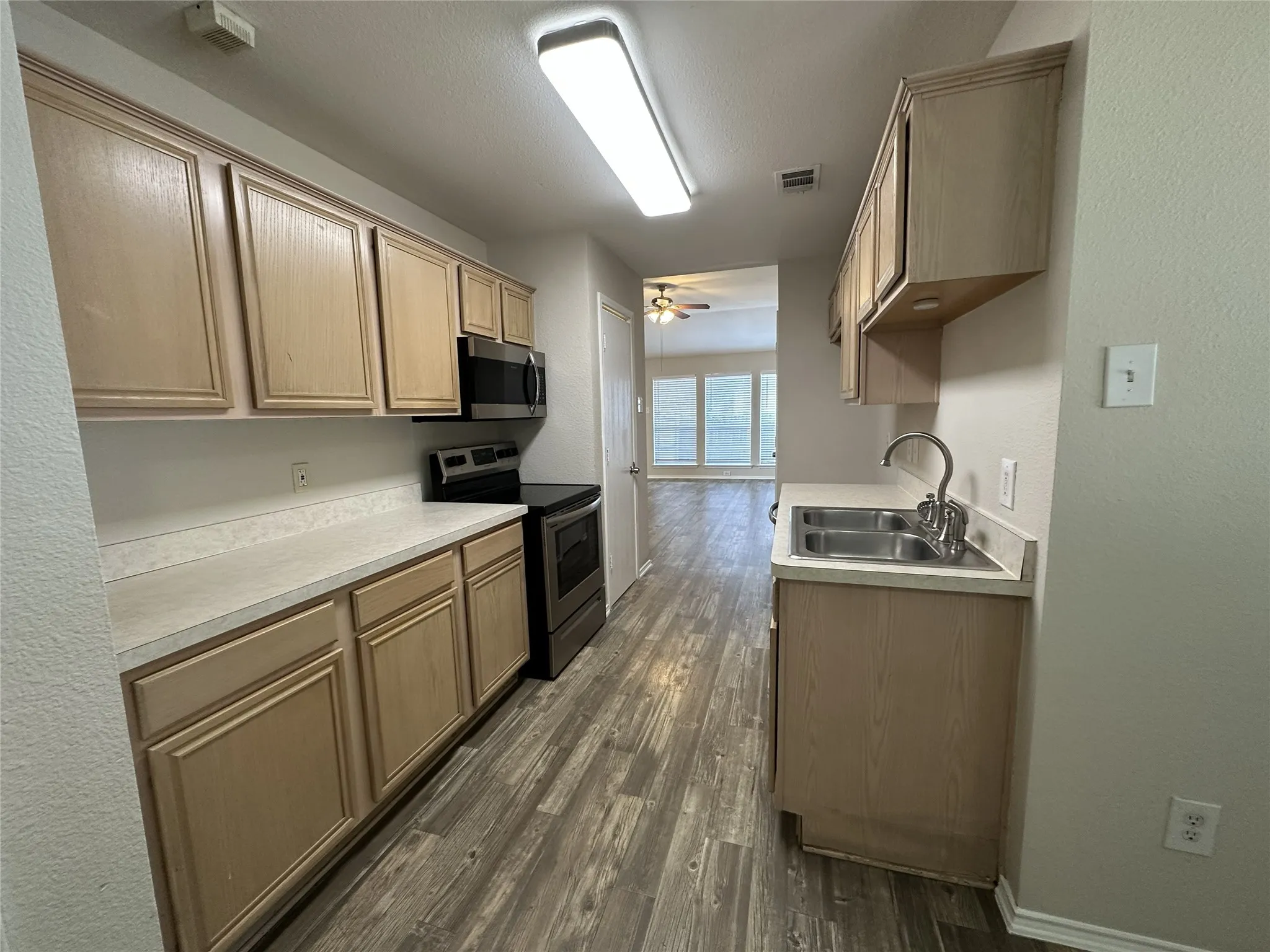 Single Family Residence For Sale in Ellis County , 1409 Misty Meadow Drive, Midlothian, Texas 76065, 3 Bedroom, 2 Bathroom, 2 Garage spaces, 1,288 Sqft, built in 2000, mls#21399141, Real Estate Agent in Midlothian, Homes For Sale in Ellis county, Homes For Sale in Midlothian, Realtor in Midlothian Texas, Real Estate Brokerage Independent Realty Texas, Luminita Cordes Realtor
