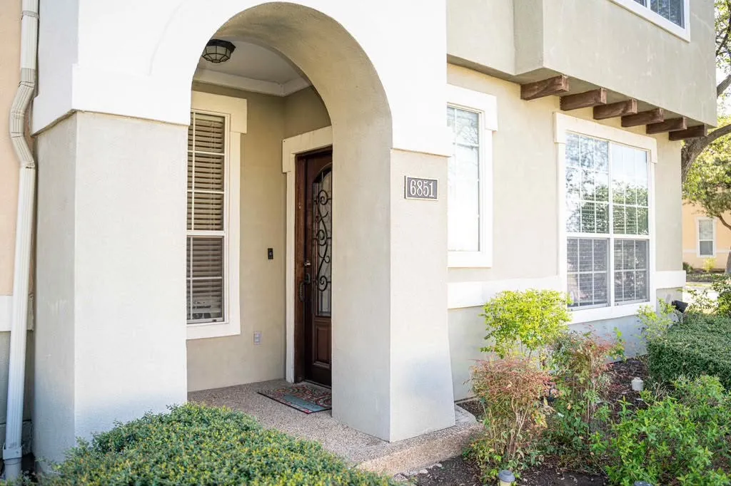 Townhouse For Rent in Dallas County , 6851 Verde, Irving, Texas 75039, 3 Bedroom, 3 Bathroom, 2 Garage spaces, 1,940 Sqft, built in 2006, mls#21404362, Real Estate Agent in Irving, Homes For Rent in Dallas county, Homes For Rent in Irving, Realtor in Irving Texas, Real Estate Brokerage Independent Realty Texas, Luminita Cordes Realtor