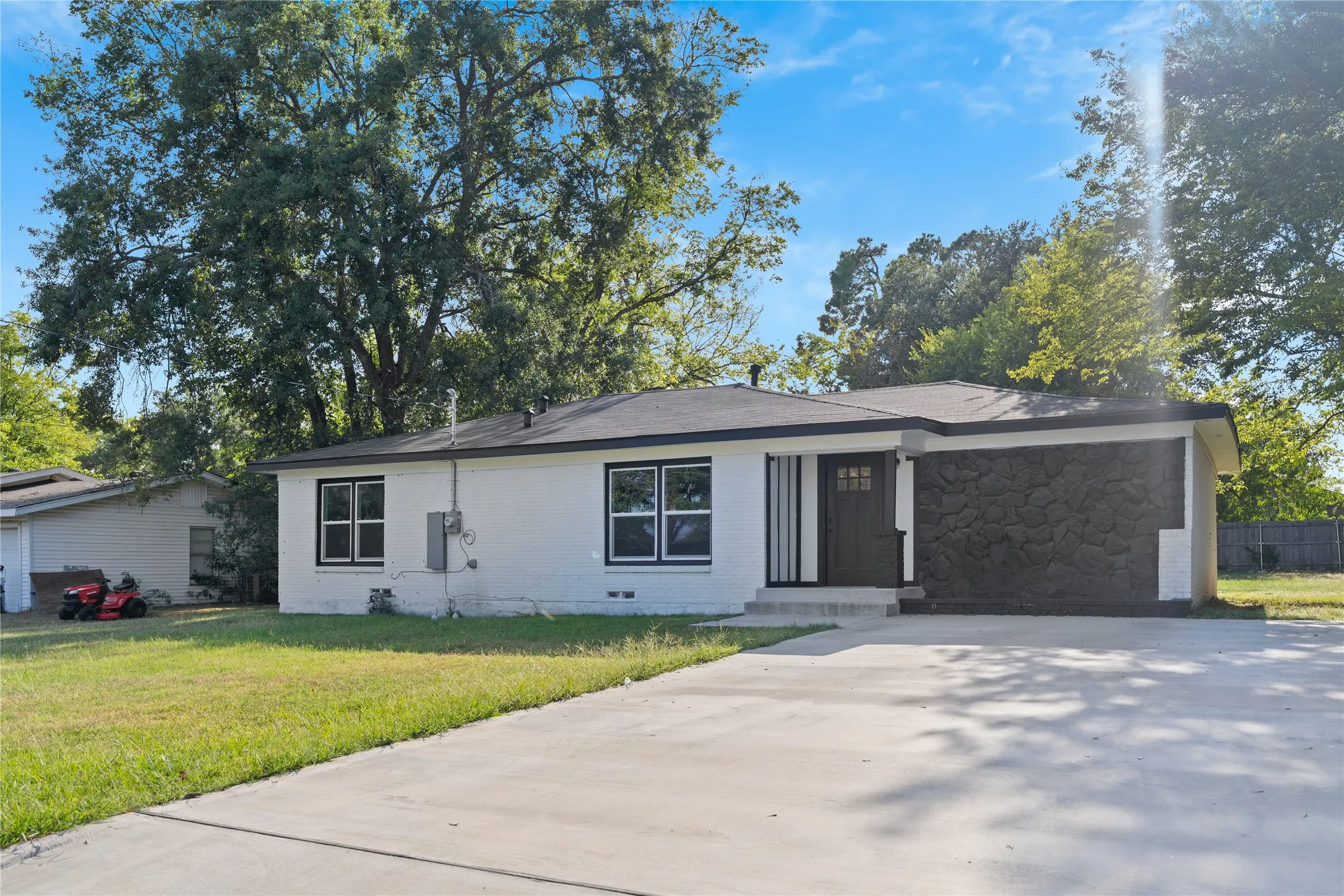Single Family Residence For Rent in Hopkins County , 1613 Irwin Lane, Sulphur Springs, Texas 75482, 3 Bedroom, 2 Bathroom, Garage spaces, 1,514 Sqft, built in 1956, mls#21404602, Real Estate Agent in Sulphur Springs, Homes For Rent in Hopkins county, Homes For Rent in Sulphur Springs, Realtor in Sulphur Springs Texas, Real Estate Brokerage Independent Realty Texas, Luminita Cordes Realtor