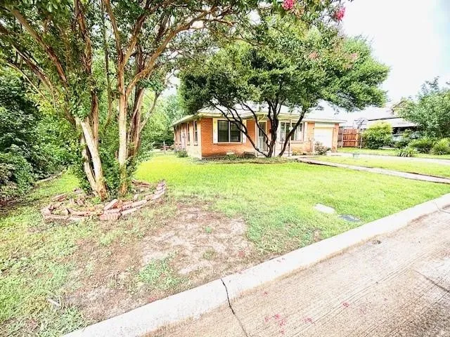 Single Family Residence For Rent in Collin County , 1103 L Avenue, Plano, Texas 75074, 2 Bedroom, 1 Bathroom, 1 Garage spaces, 996 Sqft, built in 1948, mls#21404614, Real Estate Agent in Plano, Homes For Rent in Collin county, Homes For Rent in Plano, Realtor in Plano Texas, Real Estate Brokerage Independent Realty Texas, Luminita Cordes Realtor