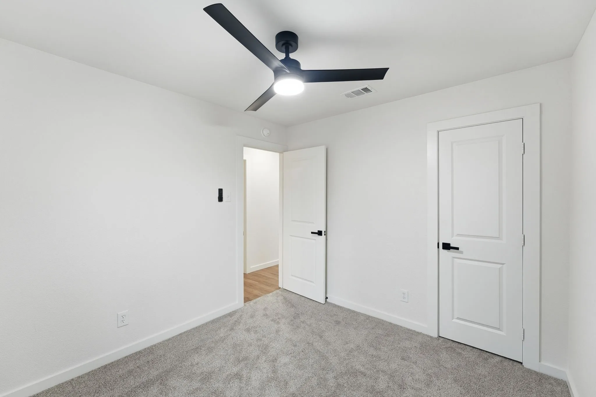 Single Family Residence For Sale in Dallas County , 433 Rollingridge Lane, Garland, Texas 75043, 3 Bedroom, 2 Bathroom, Garage spaces, 1,288 Sqft, built in 1969, mls#21404618, Real Estate Agent in Garland, Homes For Sale in Dallas county, Homes For Sale in Garland, Realtor in Garland Texas, Real Estate Brokerage Independent Realty Texas, Luminita Cordes Realtor