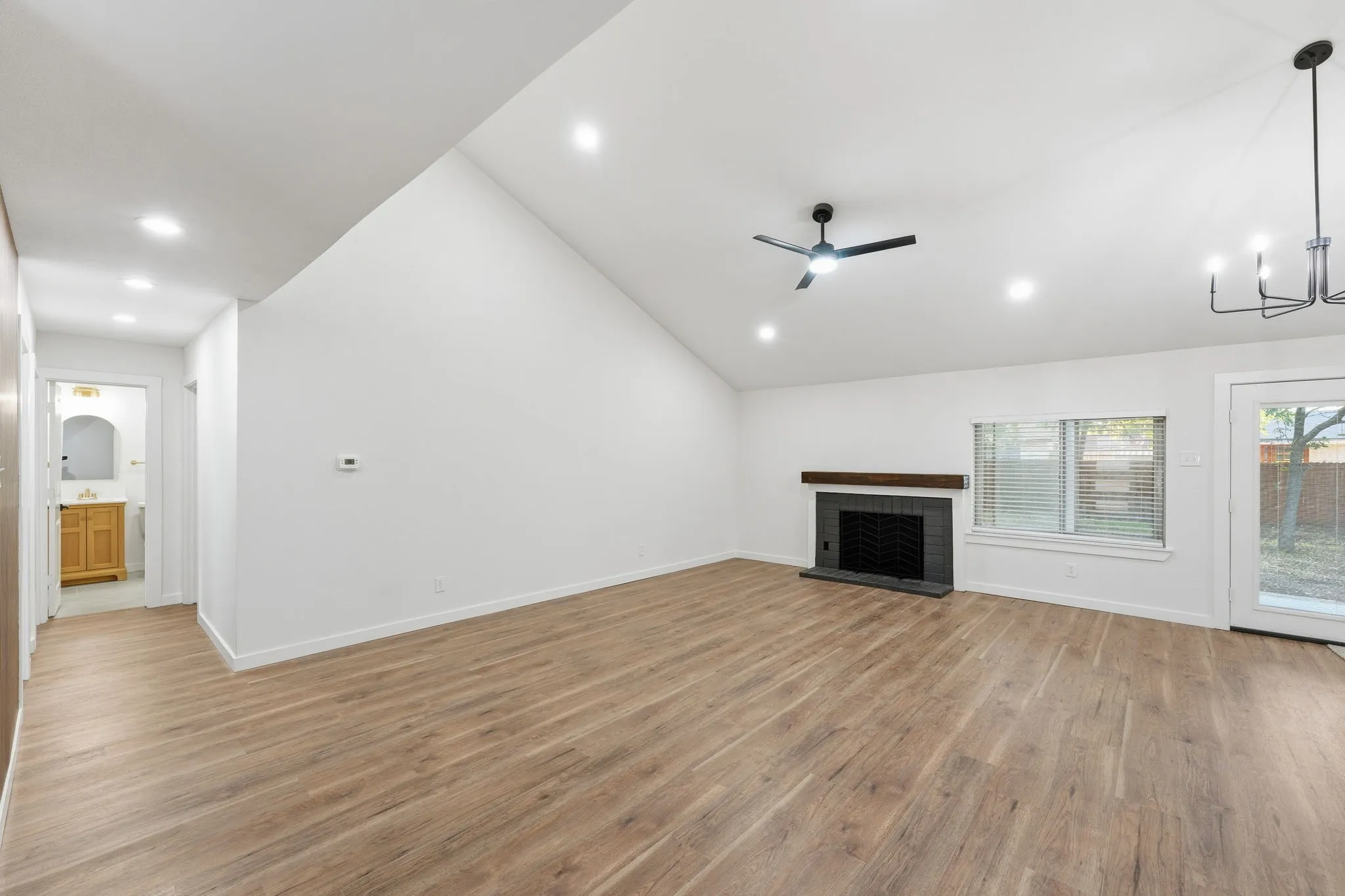 Single Family Residence For Sale in Dallas County , 433 Rollingridge Lane, Garland, Texas 75043, 3 Bedroom, 2 Bathroom, Garage spaces, 1,288 Sqft, built in 1969, mls#21404618, Real Estate Agent in Garland, Homes For Sale in Dallas county, Homes For Sale in Garland, Realtor in Garland Texas, Real Estate Brokerage Independent Realty Texas, Luminita Cordes Realtor