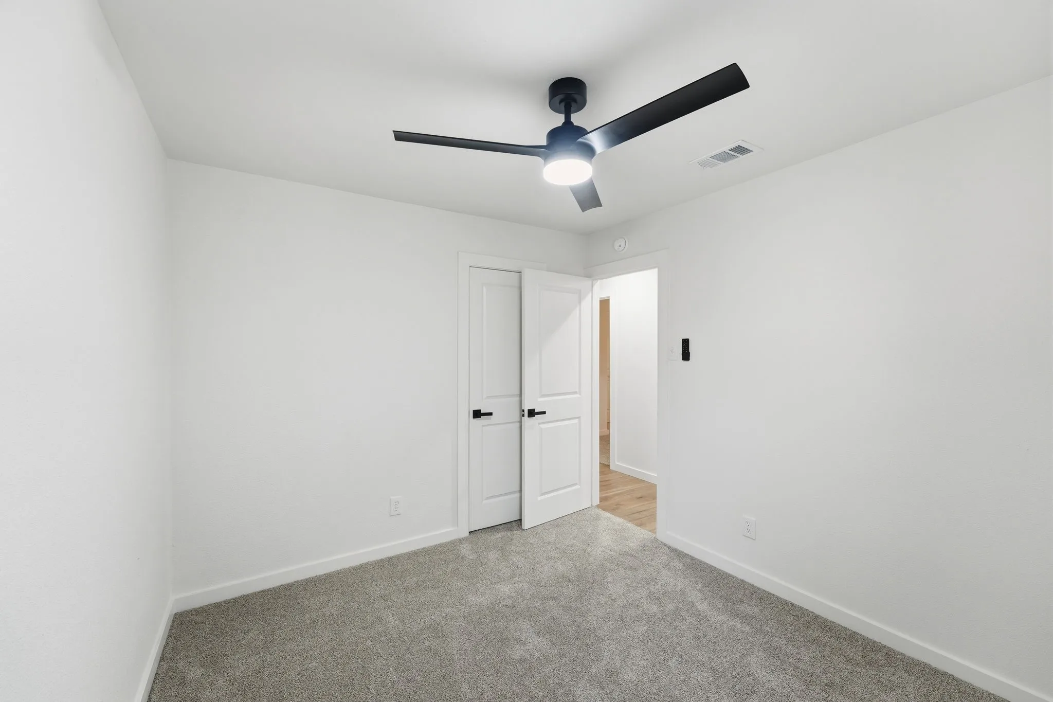 Single Family Residence For Sale in Dallas County , 433 Rollingridge Lane, Garland, Texas 75043, 3 Bedroom, 2 Bathroom, Garage spaces, 1,288 Sqft, built in 1969, mls#21404618, Real Estate Agent in Garland, Homes For Sale in Dallas county, Homes For Sale in Garland, Realtor in Garland Texas, Real Estate Brokerage Independent Realty Texas, Luminita Cordes Realtor