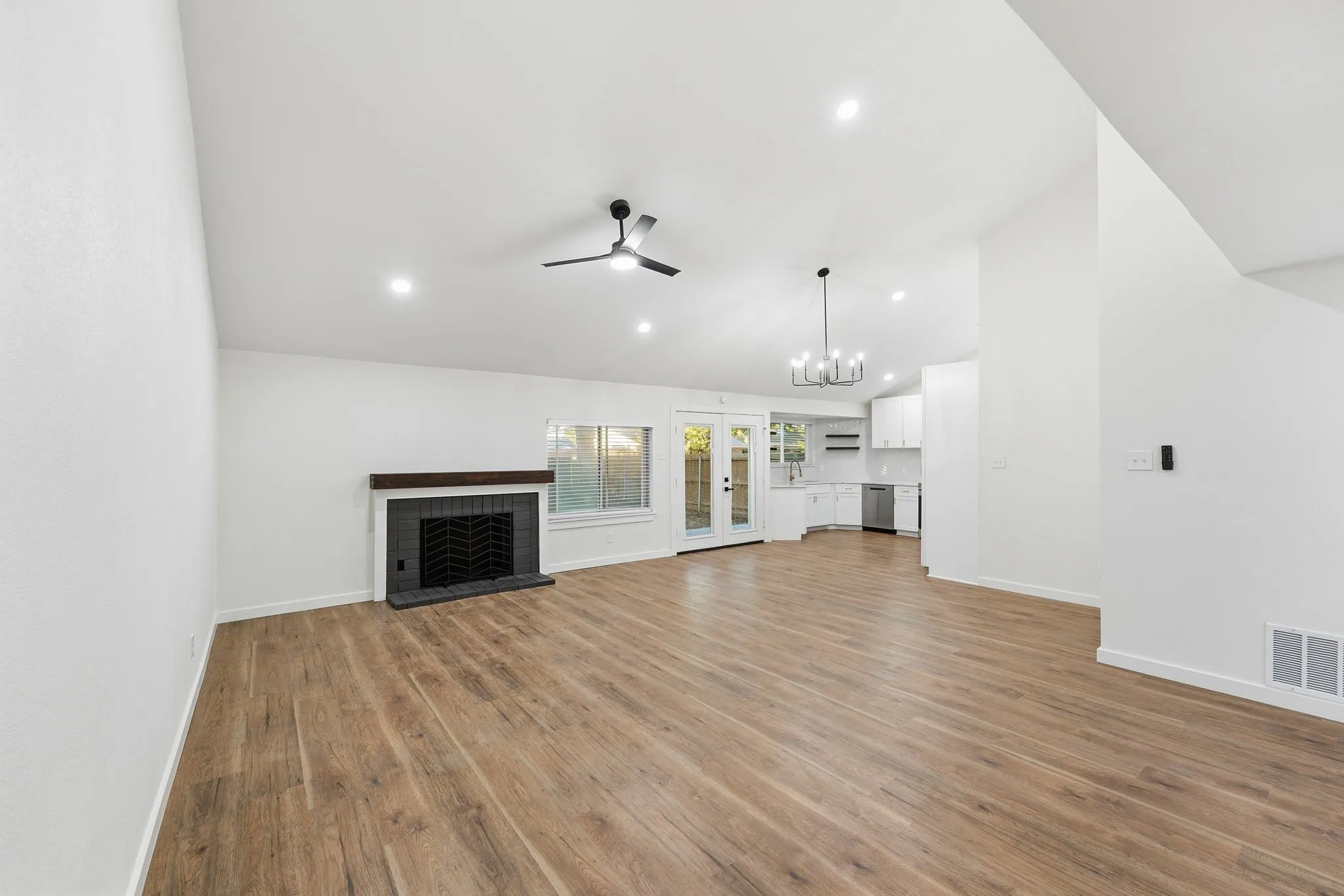 Single Family Residence For Sale in Dallas County , 433 Rollingridge Lane, Garland, Texas 75043, 3 Bedroom, 2 Bathroom, Garage spaces, 1,288 Sqft, built in 1969, mls#21404618, Real Estate Agent in Garland, Homes For Sale in Dallas county, Homes For Sale in Garland, Realtor in Garland Texas, Real Estate Brokerage Independent Realty Texas, Luminita Cordes Realtor