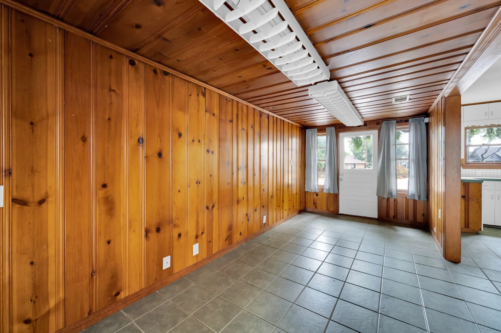 Business For Rent in Dallas County , 216 W Belt Line Road, Cedar Hill, Texas 75104, 0, 0, Garage spaces, 0 Sqft, built in 1940, mls#21404622, Real Estate Agent in Cedar Hill, Homes For Rent in Dallas county, Homes For Rent in Cedar Hill, Realtor in Cedar Hill Texas, Real Estate Brokerage Independent Realty Texas, Luminita Cordes Realtor