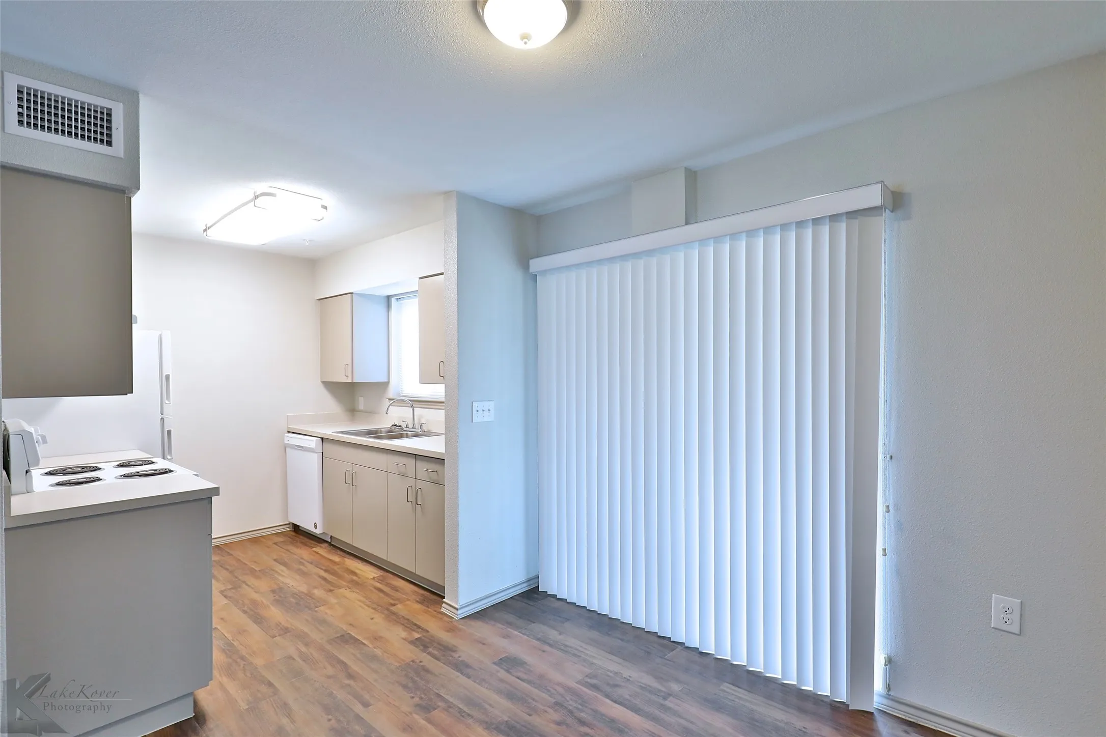 Apartment For Rent in Taylor County , 2800 Sayles Boulevard 07 A, Abilene, Texas 79605, 2 Bedroom, 1 Bathroom, Garage spaces, 975 Sqft, built in 1966, mls#21404623, Real Estate Agent in Abilene, Homes For Rent in Taylor county, Homes For Rent in Abilene, Realtor in Abilene Texas, Real Estate Brokerage Independent Realty Texas, Luminita Cordes Realtor