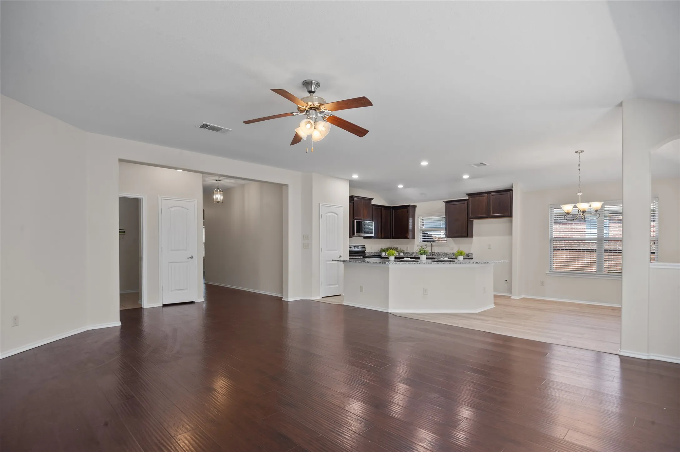 Single Family Residence For Rent in Collin County , 805 Hazels Way, Anna, Texas 75409, 3 Bedroom, 2 Bathroom, 2 Garage spaces, 1,688 Sqft, built in 2014, mls#21404628, Real Estate Agent in Anna, Homes For Rent in Collin county, Homes For Rent in Anna, Realtor in Anna Texas, Real Estate Brokerage Independent Realty Texas, Luminita Cordes Realtor