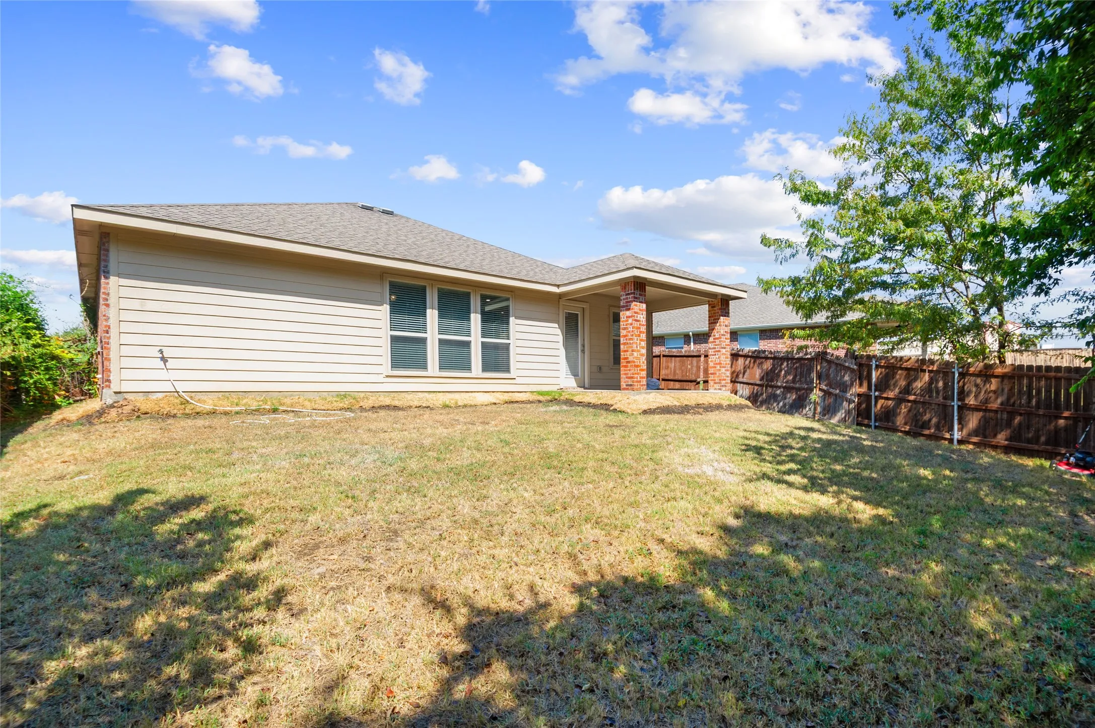 Single Family Residence For Rent in Collin County , 805 Hazels Way, Anna, Texas 75409, 3 Bedroom, 2 Bathroom, 2 Garage spaces, 1,688 Sqft, built in 2014, mls#21404628, Real Estate Agent in Anna, Homes For Rent in Collin county, Homes For Rent in Anna, Realtor in Anna Texas, Real Estate Brokerage Independent Realty Texas, Luminita Cordes Realtor
