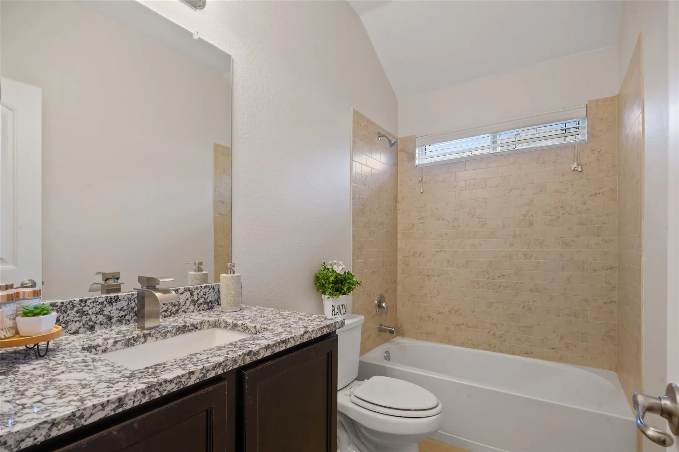 Single Family Residence For Rent in Collin County , 805 Hazels Way, Anna, Texas 75409, 3 Bedroom, 2 Bathroom, 2 Garage spaces, 1,688 Sqft, built in 2014, mls#21404628, Real Estate Agent in Anna, Homes For Rent in Collin county, Homes For Rent in Anna, Realtor in Anna Texas, Real Estate Brokerage Independent Realty Texas, Luminita Cordes Realtor