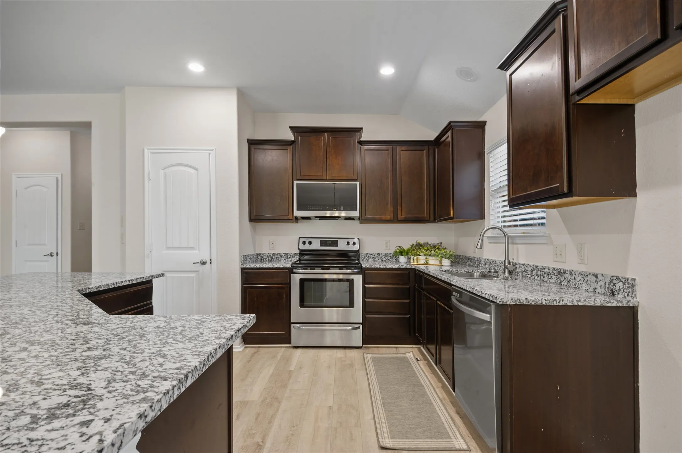 Single Family Residence For Rent in Collin County , 805 Hazels Way, Anna, Texas 75409, 3 Bedroom, 2 Bathroom, 2 Garage spaces, 1,688 Sqft, built in 2014, mls#21404628, Real Estate Agent in Anna, Homes For Rent in Collin county, Homes For Rent in Anna, Realtor in Anna Texas, Real Estate Brokerage Independent Realty Texas, Luminita Cordes Realtor