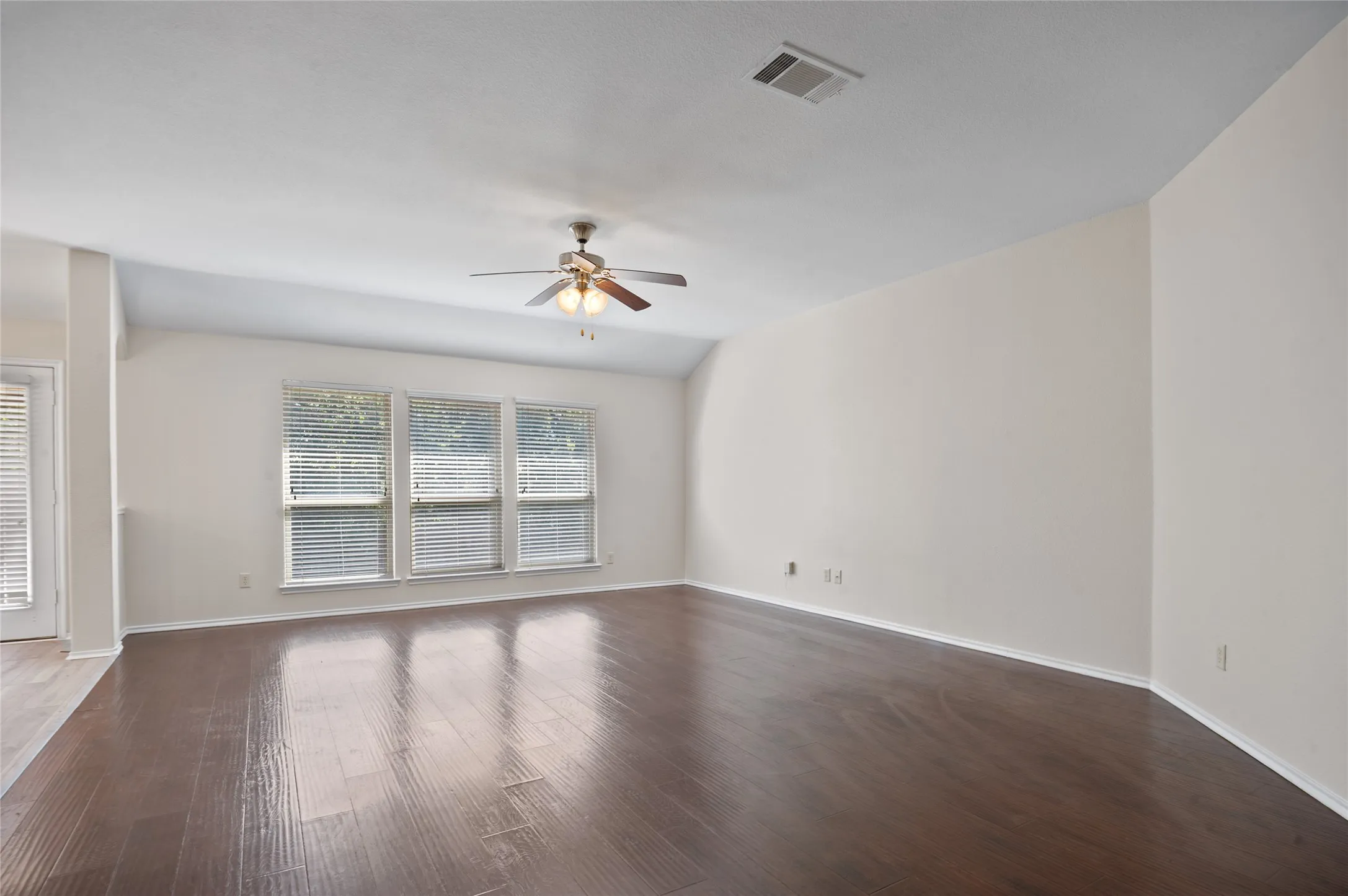 Single Family Residence For Rent in Collin County , 805 Hazels Way, Anna, Texas 75409, 3 Bedroom, 2 Bathroom, 2 Garage spaces, 1,688 Sqft, built in 2014, mls#21404628, Real Estate Agent in Anna, Homes For Rent in Collin county, Homes For Rent in Anna, Realtor in Anna Texas, Real Estate Brokerage Independent Realty Texas, Luminita Cordes Realtor