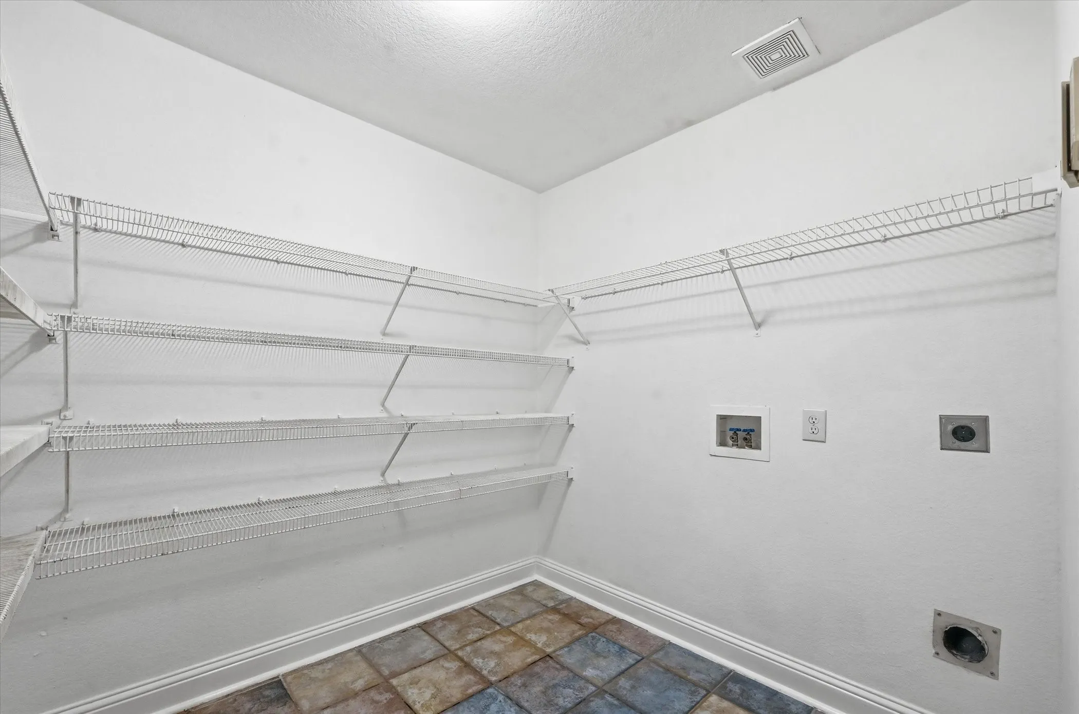 Single Family Residence For Rent in Collin County , 2613 Sundance Drive, Mc Kinney, Texas 75071, 4 Bedroom, 3 Bathroom, 2 Garage spaces, 2,203 Sqft, built in 1999, mls#21404631, Real Estate Agent in Mc Kinney, Homes For Rent in Collin county, Homes For Rent in Mc Kinney, Realtor in Mc Kinney Texas, Real Estate Brokerage Independent Realty Texas, Luminita Cordes Realtor