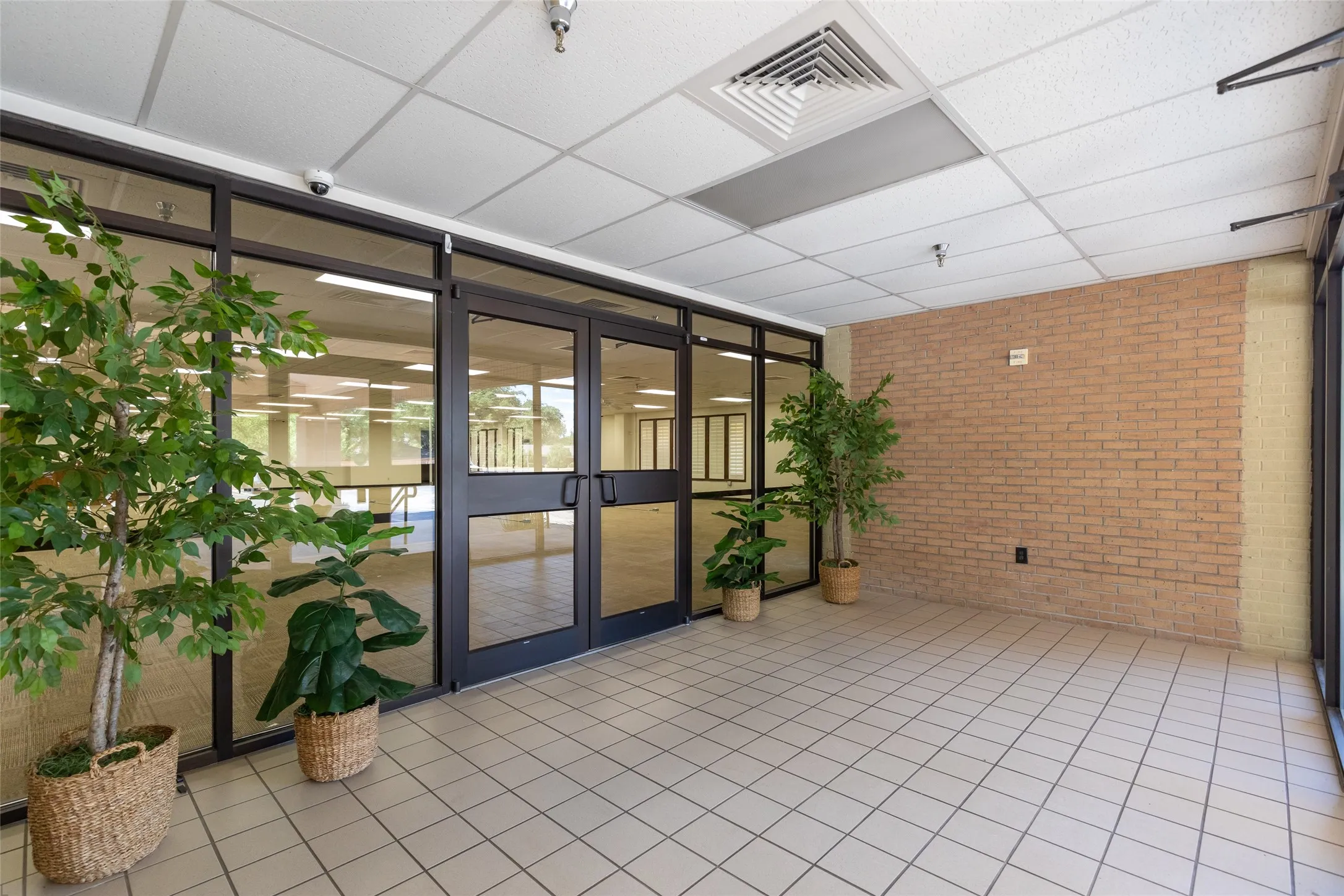 Office For Rent in Taylor County , 3025 Southwest Drive, Abilene, Texas 79605, 0, 0, Garage spaces, 15,046 Sqft, built in 1985, mls#21392468, Real Estate Agent in Abilene, Homes For Rent in Taylor county, Homes For Rent in Abilene, Realtor in Abilene Texas, Real Estate Brokerage Independent Realty Texas, Luminita Cordes Realtor