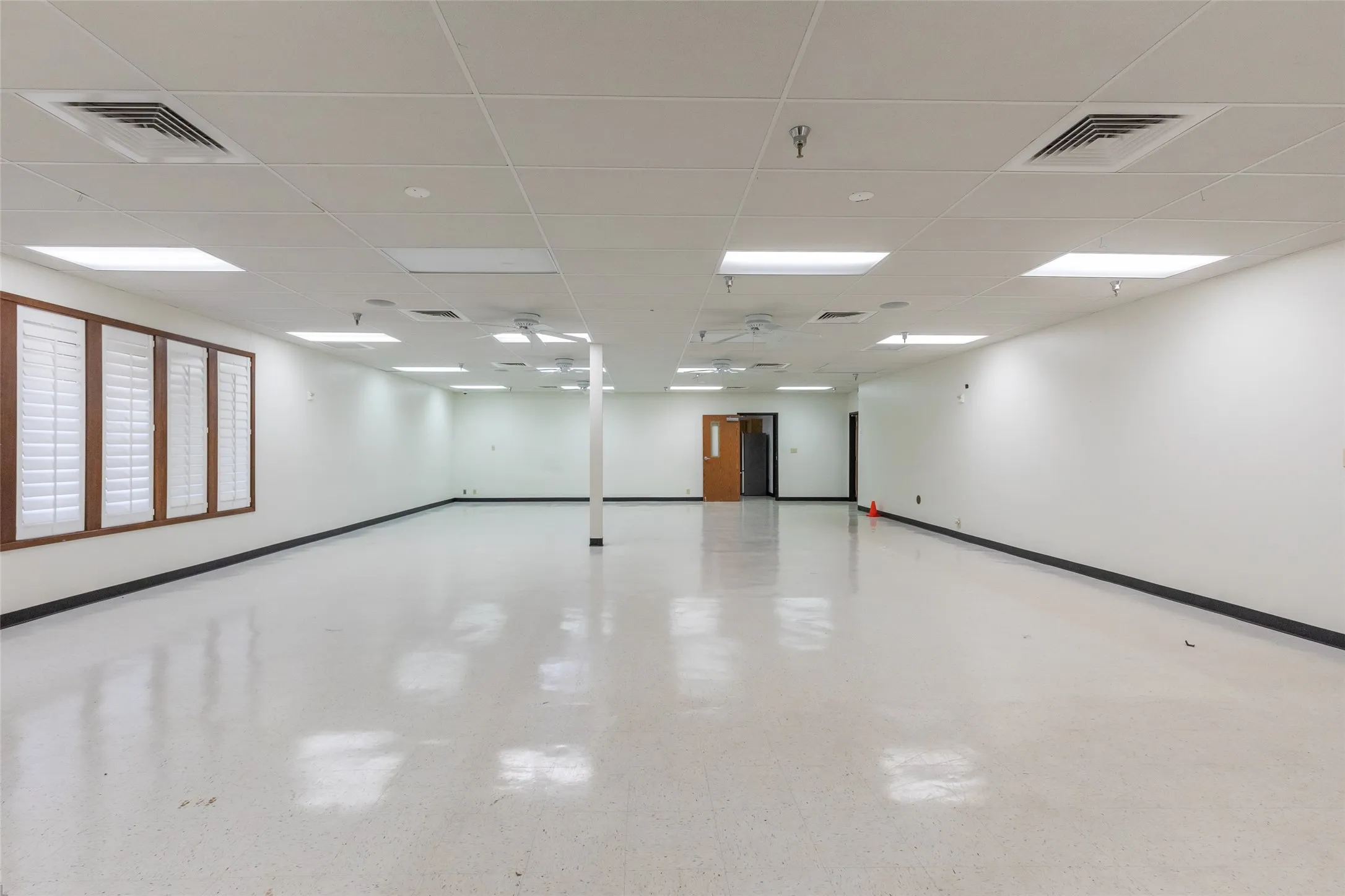 Office For Rent in Taylor County , 3025 Southwest Drive, Abilene, Texas 79605, 0, 0, Garage spaces, 15,046 Sqft, built in 1985, mls#21392468, Real Estate Agent in Abilene, Homes For Rent in Taylor county, Homes For Rent in Abilene, Realtor in Abilene Texas, Real Estate Brokerage Independent Realty Texas, Luminita Cordes Realtor
