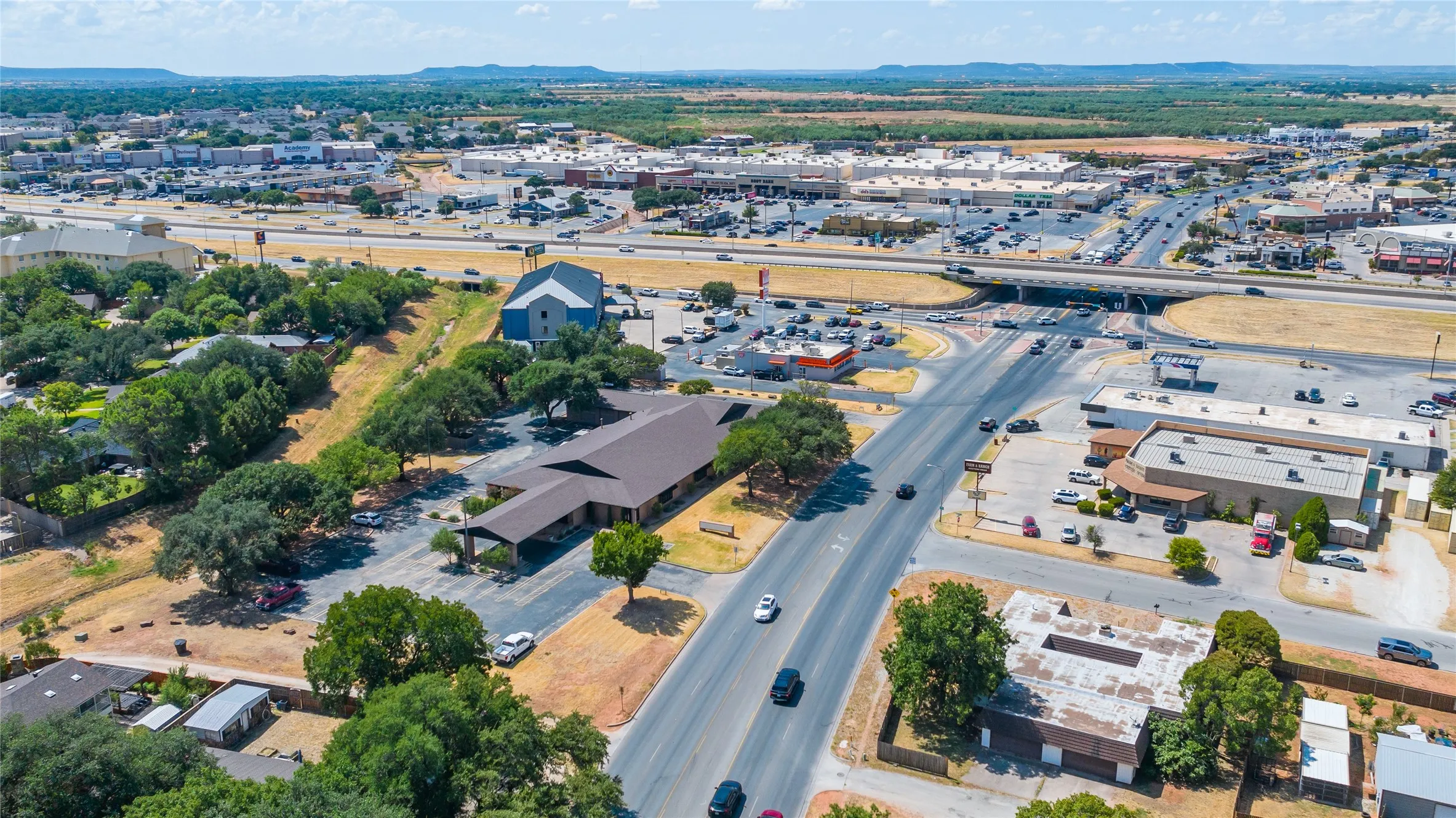 Office For Rent in Taylor County , 3025 Southwest Drive, Abilene, Texas 79605, 0, 0, Garage spaces, 15,046 Sqft, built in 1985, mls#21392468, Real Estate Agent in Abilene, Homes For Rent in Taylor county, Homes For Rent in Abilene, Realtor in Abilene Texas, Real Estate Brokerage Independent Realty Texas, Luminita Cordes Realtor