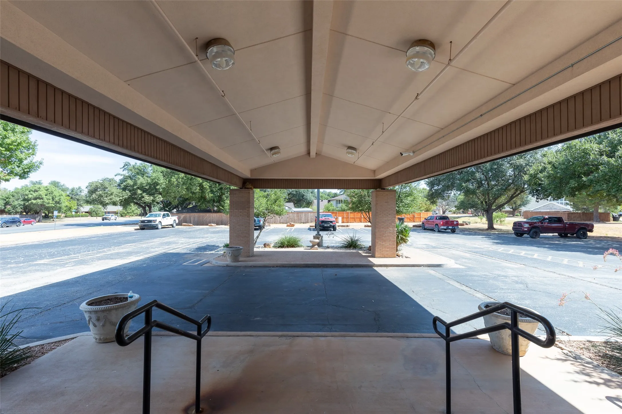 Office For Rent in Taylor County , 3025 Southwest Drive, Abilene, Texas 79605, 0, 0, Garage spaces, 15,046 Sqft, built in 1985, mls#21392468, Real Estate Agent in Abilene, Homes For Rent in Taylor county, Homes For Rent in Abilene, Realtor in Abilene Texas, Real Estate Brokerage Independent Realty Texas, Luminita Cordes Realtor