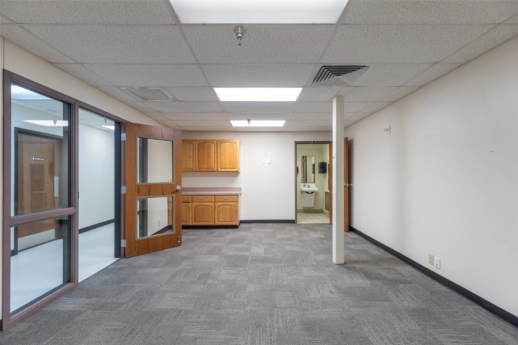Office For Rent in Taylor County , 3025 Southwest Drive, Abilene, Texas 79605, 0, 0, Garage spaces, 15,046 Sqft, built in 1985, mls#21392468, Real Estate Agent in Abilene, Homes For Rent in Taylor county, Homes For Rent in Abilene, Realtor in Abilene Texas, Real Estate Brokerage Independent Realty Texas, Luminita Cordes Realtor