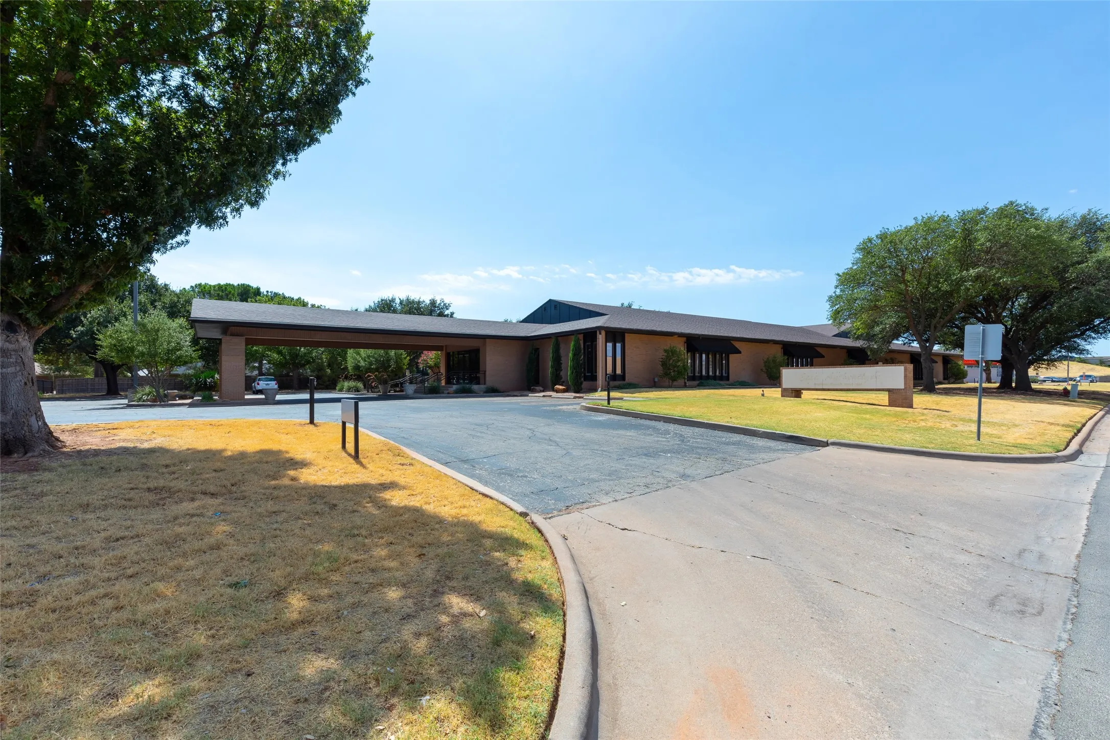 Office For Rent in Taylor County , 3025 Southwest Drive, Abilene, Texas 79605, 0, 0, Garage spaces, 15,046 Sqft, built in 1985, mls#21392468, Real Estate Agent in Abilene, Homes For Rent in Taylor county, Homes For Rent in Abilene, Realtor in Abilene Texas, Real Estate Brokerage Independent Realty Texas, Luminita Cordes Realtor