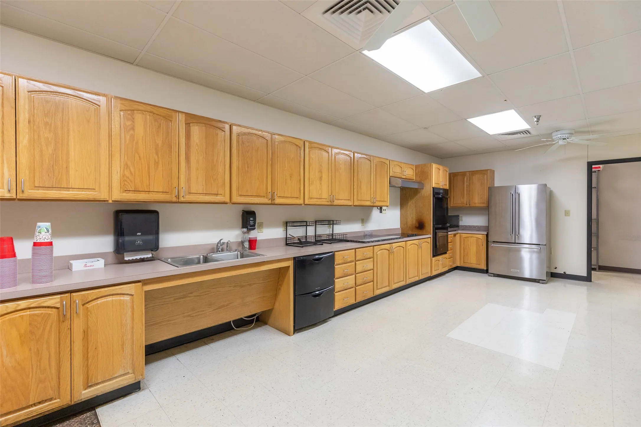 Office For Rent in Taylor County , 3025 Southwest Drive, Abilene, Texas 79605, 0, 0, Garage spaces, 15,046 Sqft, built in 1985, mls#21392468, Real Estate Agent in Abilene, Homes For Rent in Taylor county, Homes For Rent in Abilene, Realtor in Abilene Texas, Real Estate Brokerage Independent Realty Texas, Luminita Cordes Realtor