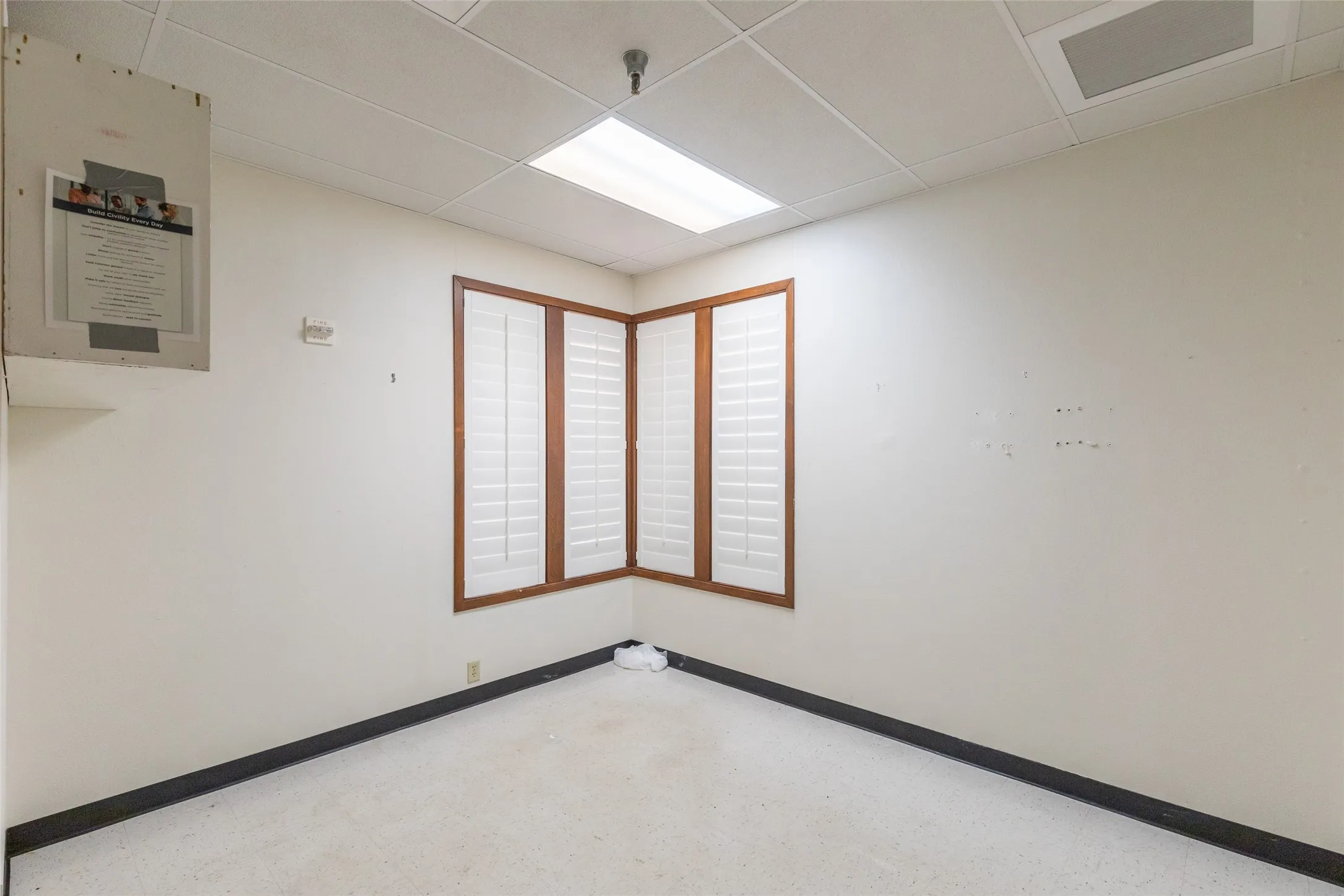 Office For Rent in Taylor County , 3025 Southwest Drive, Abilene, Texas 79605, 0, 0, Garage spaces, 15,046 Sqft, built in 1985, mls#21392468, Real Estate Agent in Abilene, Homes For Rent in Taylor county, Homes For Rent in Abilene, Realtor in Abilene Texas, Real Estate Brokerage Independent Realty Texas, Luminita Cordes Realtor