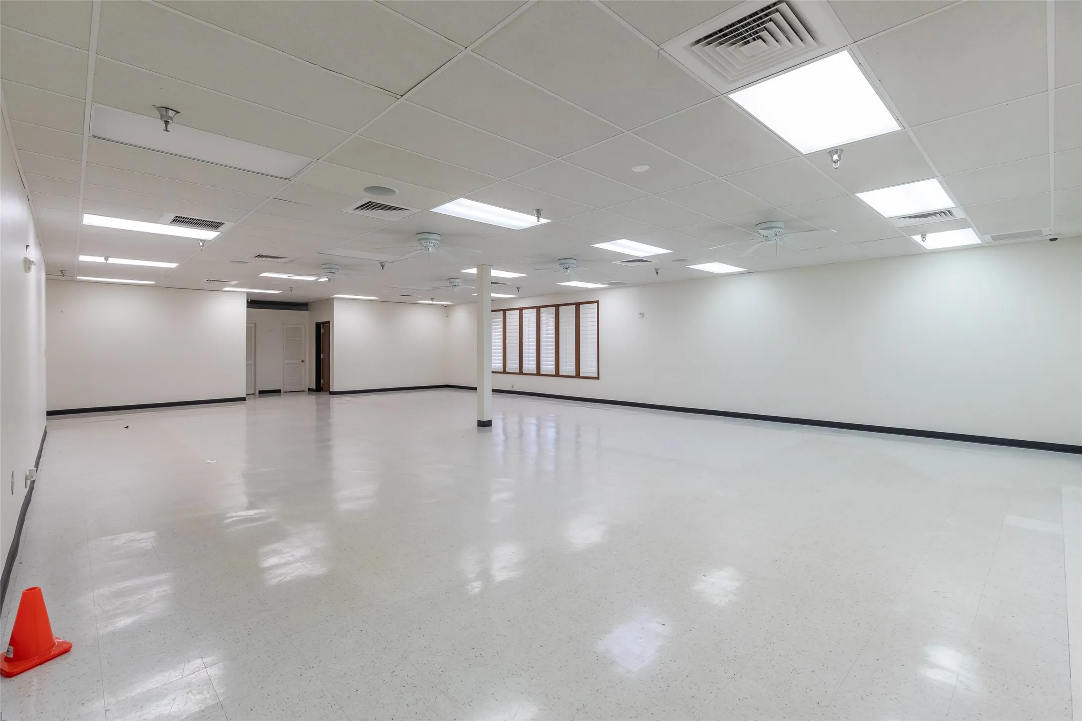Office For Rent in Taylor County , 3025 Southwest Drive, Abilene, Texas 79605, 0, 0, Garage spaces, 15,046 Sqft, built in 1985, mls#21392468, Real Estate Agent in Abilene, Homes For Rent in Taylor county, Homes For Rent in Abilene, Realtor in Abilene Texas, Real Estate Brokerage Independent Realty Texas, Luminita Cordes Realtor
