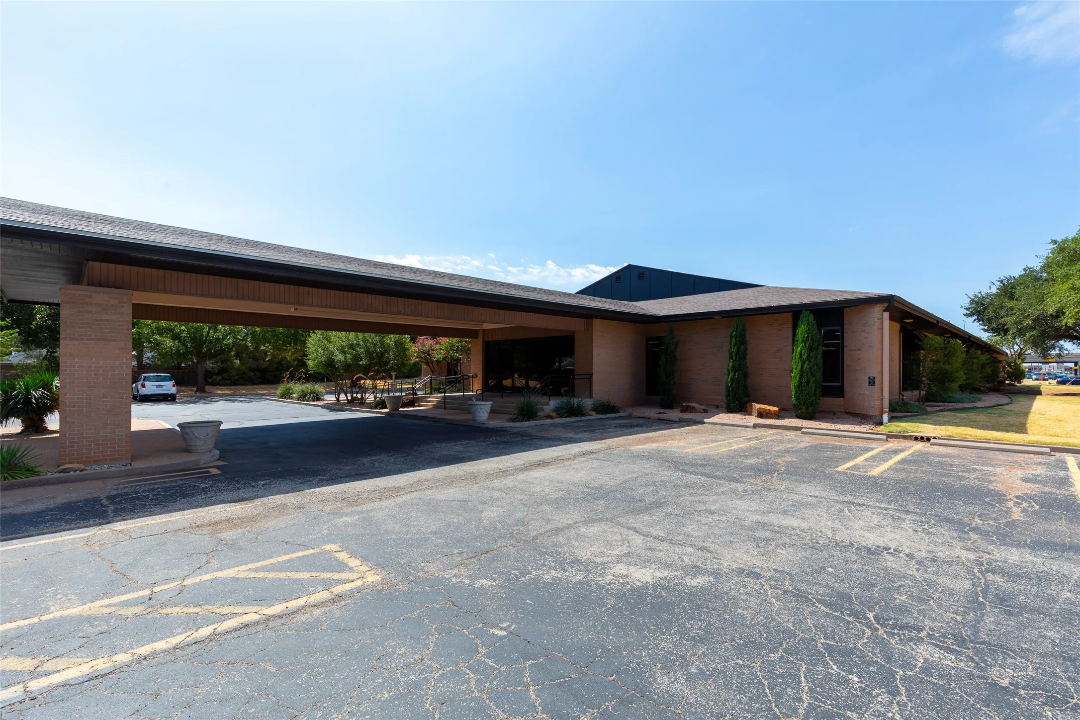 Office For Rent in Taylor County , 3025 Southwest Drive, Abilene, Texas 79605, 0, 0, Garage spaces, 15,046 Sqft, built in 1985, mls#21392468, Real Estate Agent in Abilene, Homes For Rent in Taylor county, Homes For Rent in Abilene, Realtor in Abilene Texas, Real Estate Brokerage Independent Realty Texas, Luminita Cordes Realtor