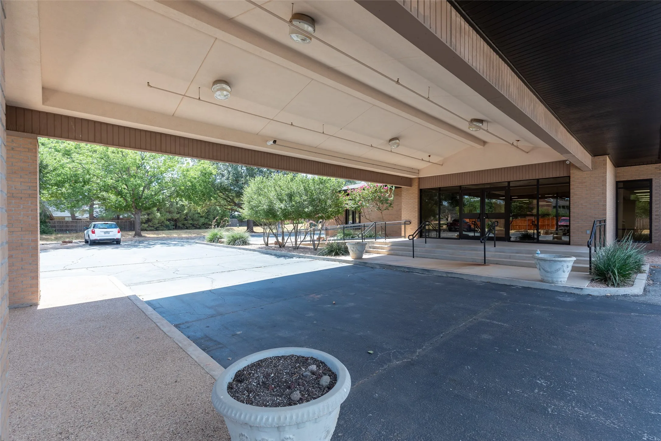 Office For Rent in Taylor County , 3025 Southwest Drive, Abilene, Texas 79605, 0, 0, Garage spaces, 15,046 Sqft, built in 1985, mls#21392468, Real Estate Agent in Abilene, Homes For Rent in Taylor county, Homes For Rent in Abilene, Realtor in Abilene Texas, Real Estate Brokerage Independent Realty Texas, Luminita Cordes Realtor