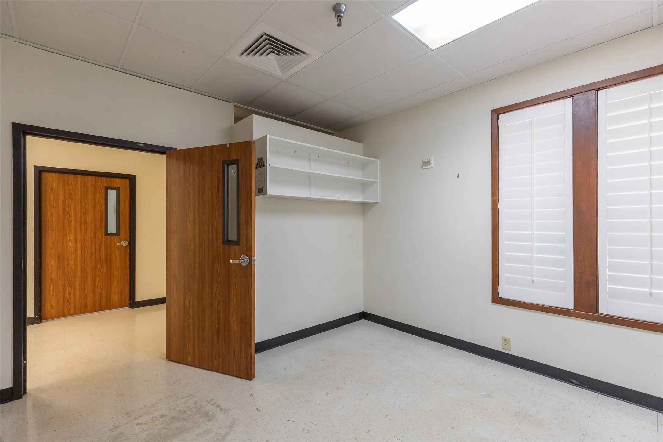 Office For Rent in Taylor County , 3025 Southwest Drive, Abilene, Texas 79605, 0, 0, Garage spaces, 15,046 Sqft, built in 1985, mls#21392468, Real Estate Agent in Abilene, Homes For Rent in Taylor county, Homes For Rent in Abilene, Realtor in Abilene Texas, Real Estate Brokerage Independent Realty Texas, Luminita Cordes Realtor