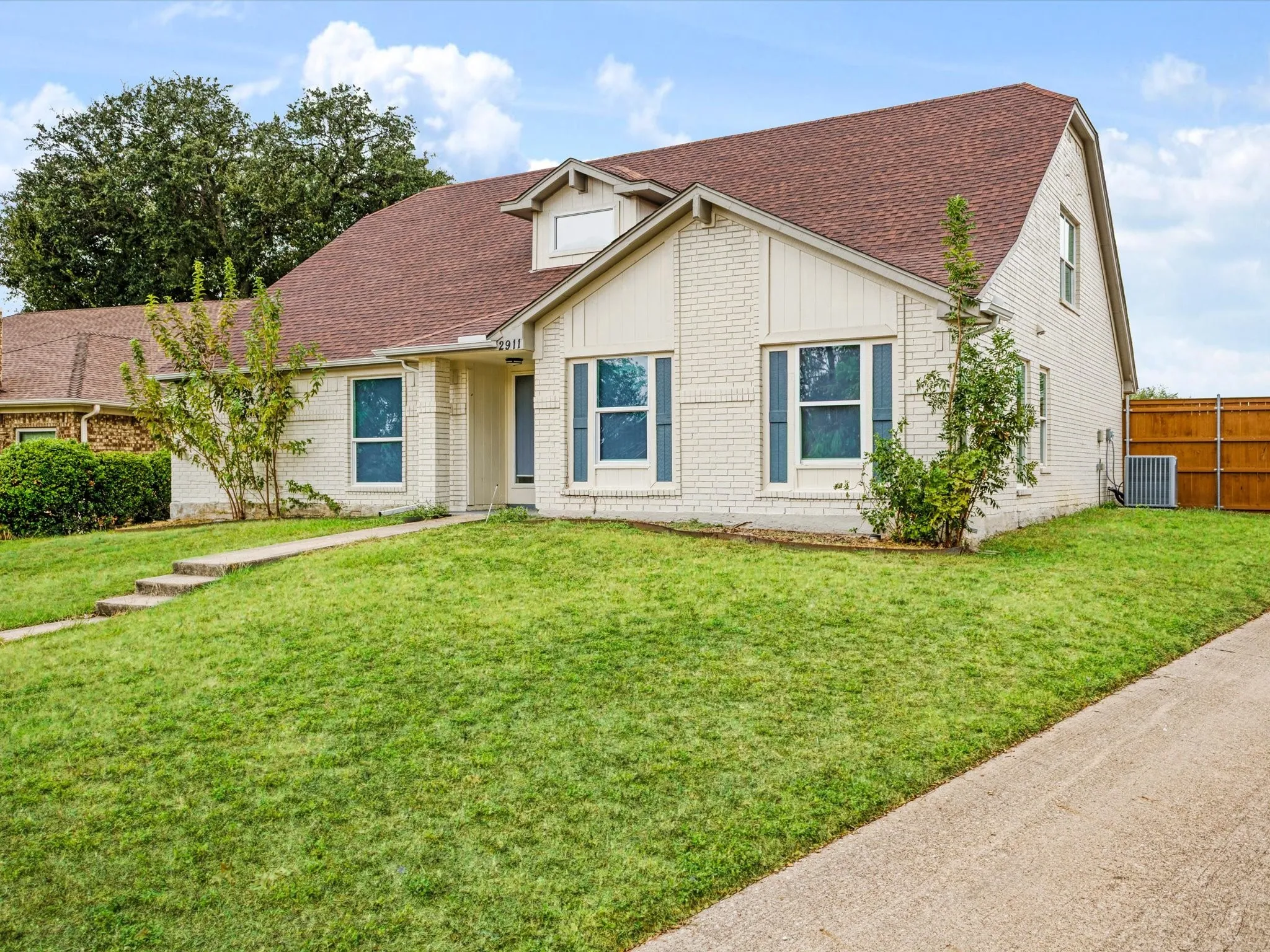 Single Family Residence For Sale in Denton County , 2911 Creekside Court, Carrollton, Texas 75007, 4 Bedroom, 3 Bathroom, 2 Garage spaces, 2,426 Sqft, built in 1985, mls#21402967, Real Estate Agent in Carrollton, Homes For Sale in Denton county, Homes For Sale in Carrollton, Realtor in Carrollton Texas, Real Estate Brokerage Independent Realty Texas, Luminita Cordes Realtor