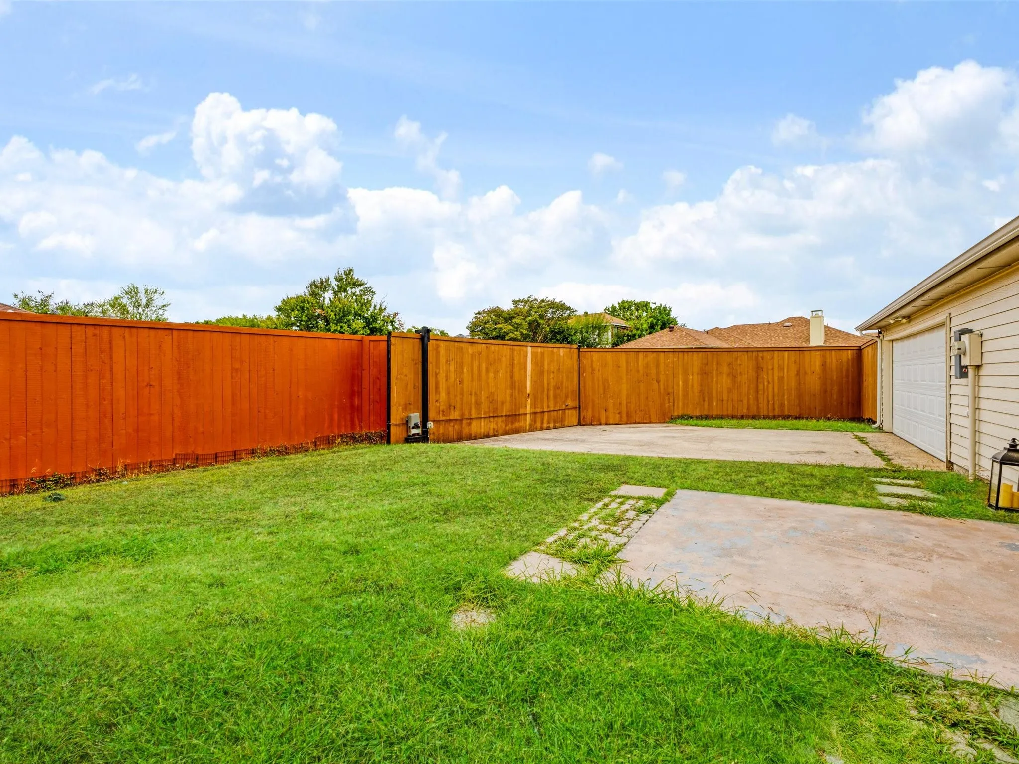 Single Family Residence For Sale in Denton County , 2911 Creekside Court, Carrollton, Texas 75007, 4 Bedroom, 3 Bathroom, 2 Garage spaces, 2,426 Sqft, built in 1985, mls#21402967, Real Estate Agent in Carrollton, Homes For Sale in Denton county, Homes For Sale in Carrollton, Realtor in Carrollton Texas, Real Estate Brokerage Independent Realty Texas, Luminita Cordes Realtor