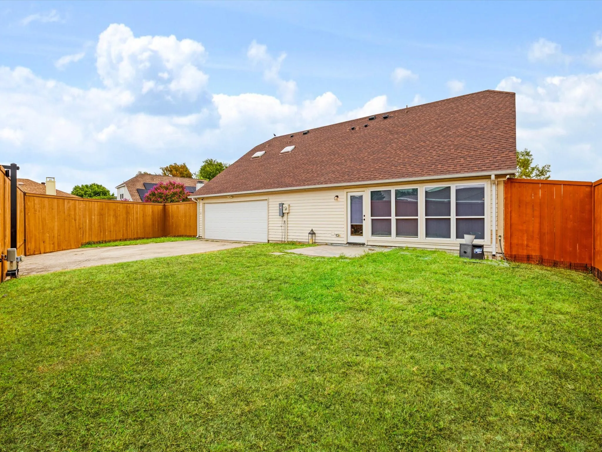 Single Family Residence For Sale in Denton County , 2911 Creekside Court, Carrollton, Texas 75007, 4 Bedroom, 3 Bathroom, 2 Garage spaces, 2,426 Sqft, built in 1985, mls#21402967, Real Estate Agent in Carrollton, Homes For Sale in Denton county, Homes For Sale in Carrollton, Realtor in Carrollton Texas, Real Estate Brokerage Independent Realty Texas, Luminita Cordes Realtor