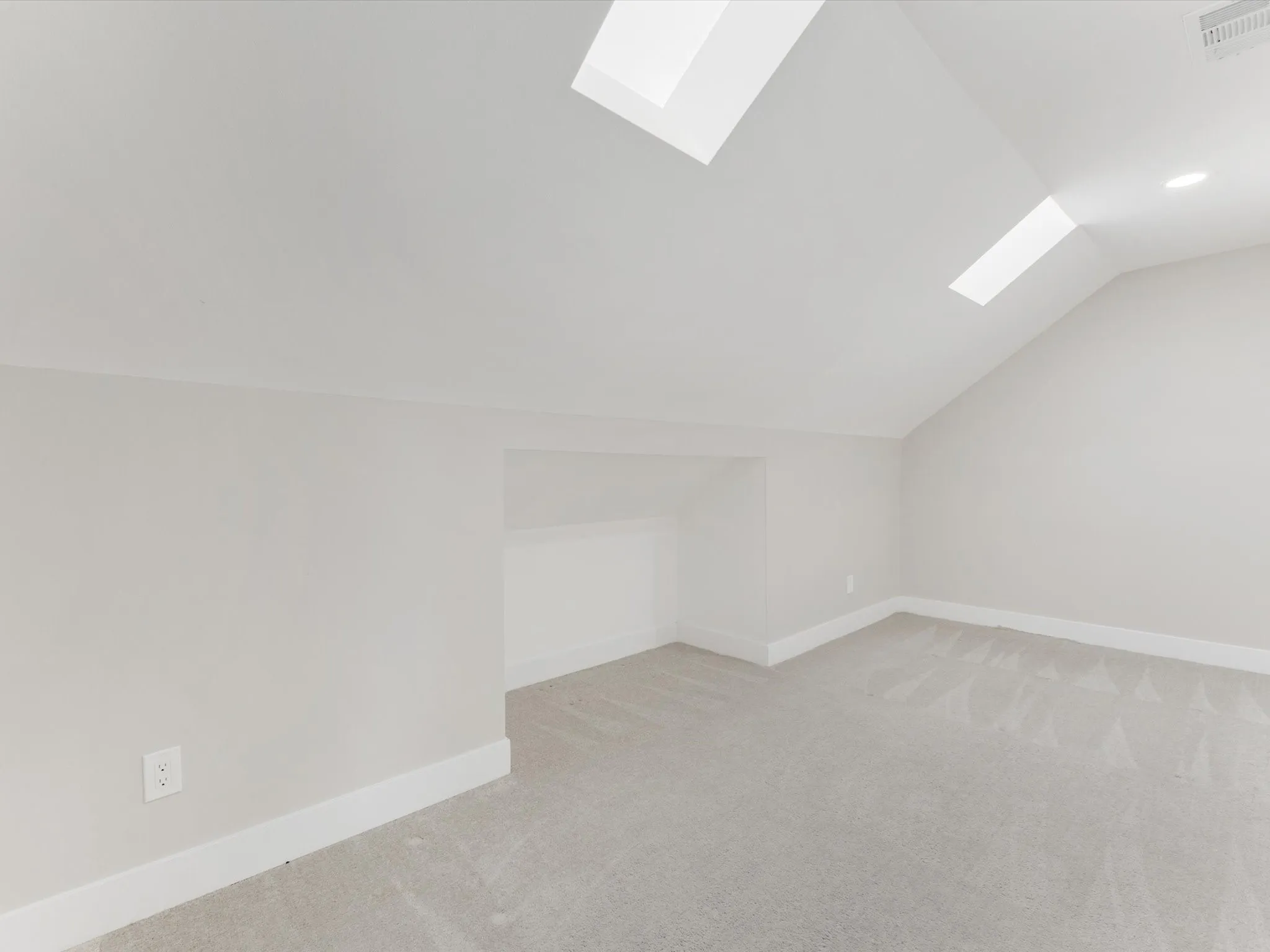 Single Family Residence For Sale in Denton County , 2911 Creekside Court, Carrollton, Texas 75007, 4 Bedroom, 3 Bathroom, 2 Garage spaces, 2,426 Sqft, built in 1985, mls#21402967, Real Estate Agent in Carrollton, Homes For Sale in Denton county, Homes For Sale in Carrollton, Realtor in Carrollton Texas, Real Estate Brokerage Independent Realty Texas, Luminita Cordes Realtor