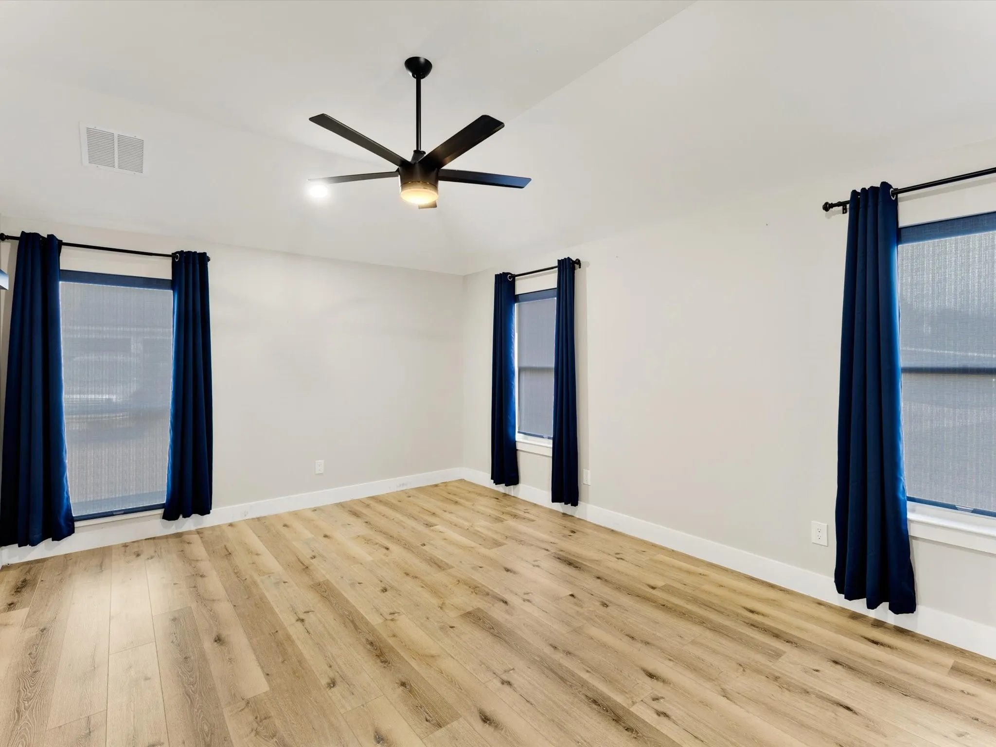Single Family Residence For Sale in Denton County , 2911 Creekside Court, Carrollton, Texas 75007, 4 Bedroom, 3 Bathroom, 2 Garage spaces, 2,426 Sqft, built in 1985, mls#21402967, Real Estate Agent in Carrollton, Homes For Sale in Denton county, Homes For Sale in Carrollton, Realtor in Carrollton Texas, Real Estate Brokerage Independent Realty Texas, Luminita Cordes Realtor