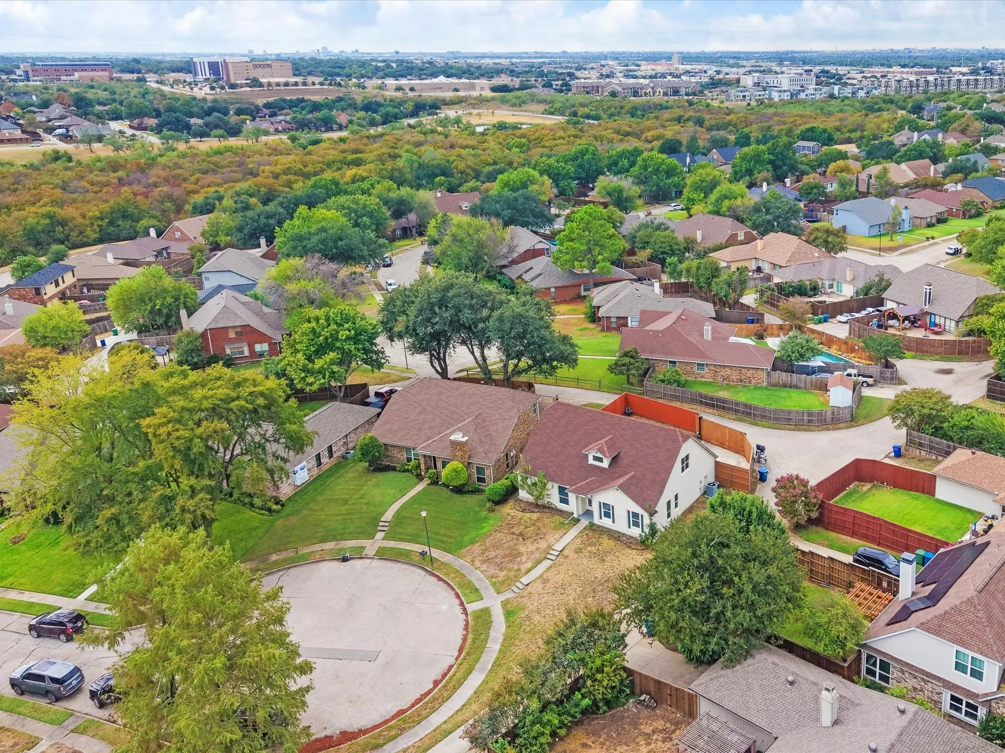 Single Family Residence For Sale in Denton County , 2911 Creekside Court, Carrollton, Texas 75007, 4 Bedroom, 3 Bathroom, 2 Garage spaces, 2,426 Sqft, built in 1985, mls#21402967, Real Estate Agent in Carrollton, Homes For Sale in Denton county, Homes For Sale in Carrollton, Realtor in Carrollton Texas, Real Estate Brokerage Independent Realty Texas, Luminita Cordes Realtor